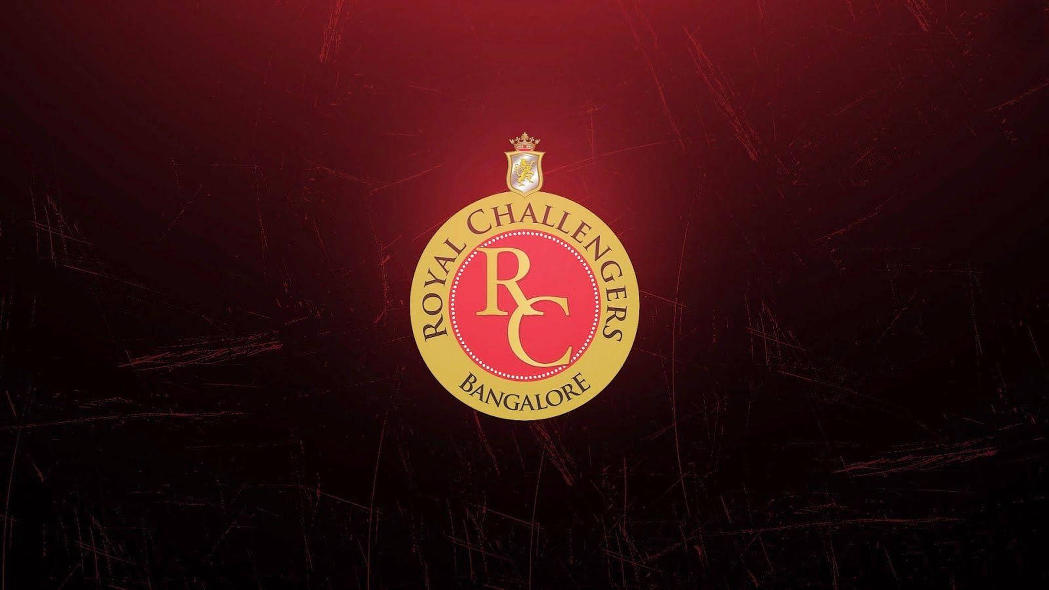Royal 桌布 壁紙 — 發光的 Royal Challengers Bangalore 標誌居中於帶有刮痕的深紅色紋理背景上。