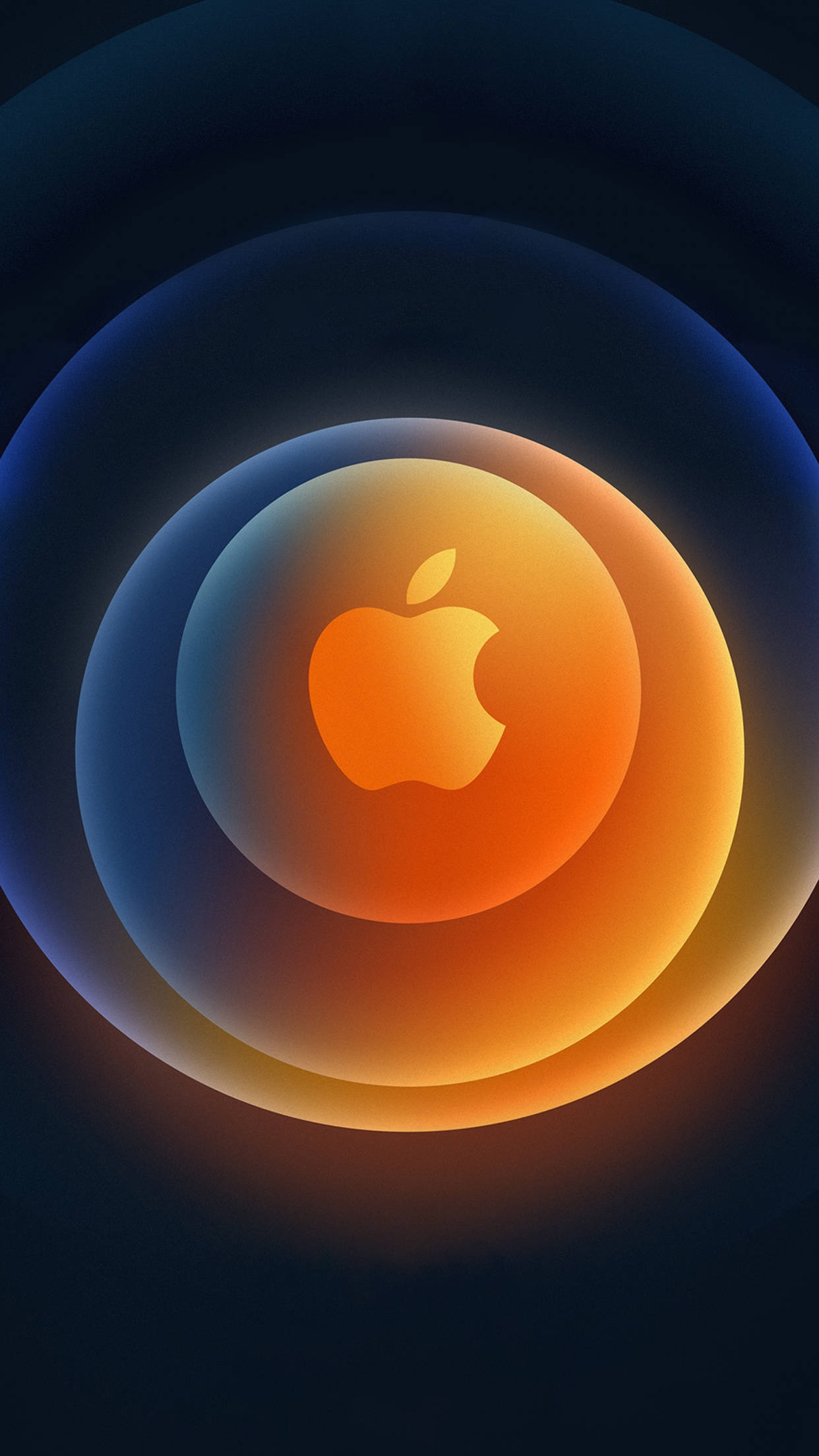 iPhone 桌布 壁紙 — 發光的Apple標誌位於深色背景上放射狀的橙色和藍色同心圓中心。
