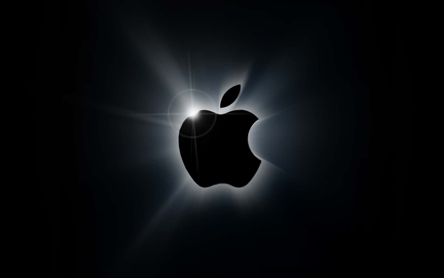 Black Macbook 桌布 壁紙 — 發光的Apple標誌剪影在深黑色背景上散發出明亮的光芒，帶有鏡頭光暈效果。