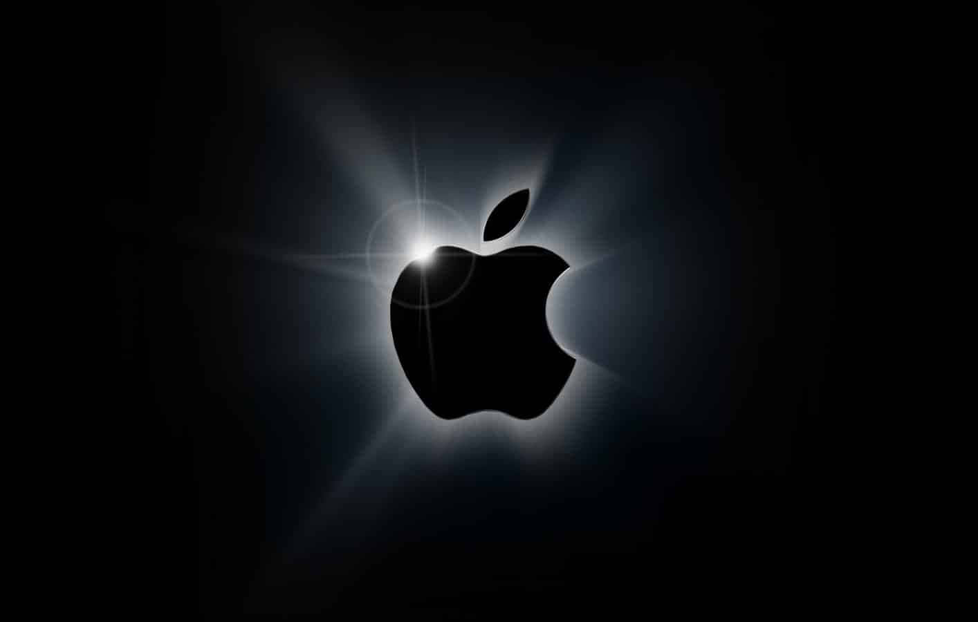 蘋果 桌布 壁紙 — 發光的Apple標誌剪影在深黑色背景上散發出明亮的光芒，帶有鏡頭光暈效果。