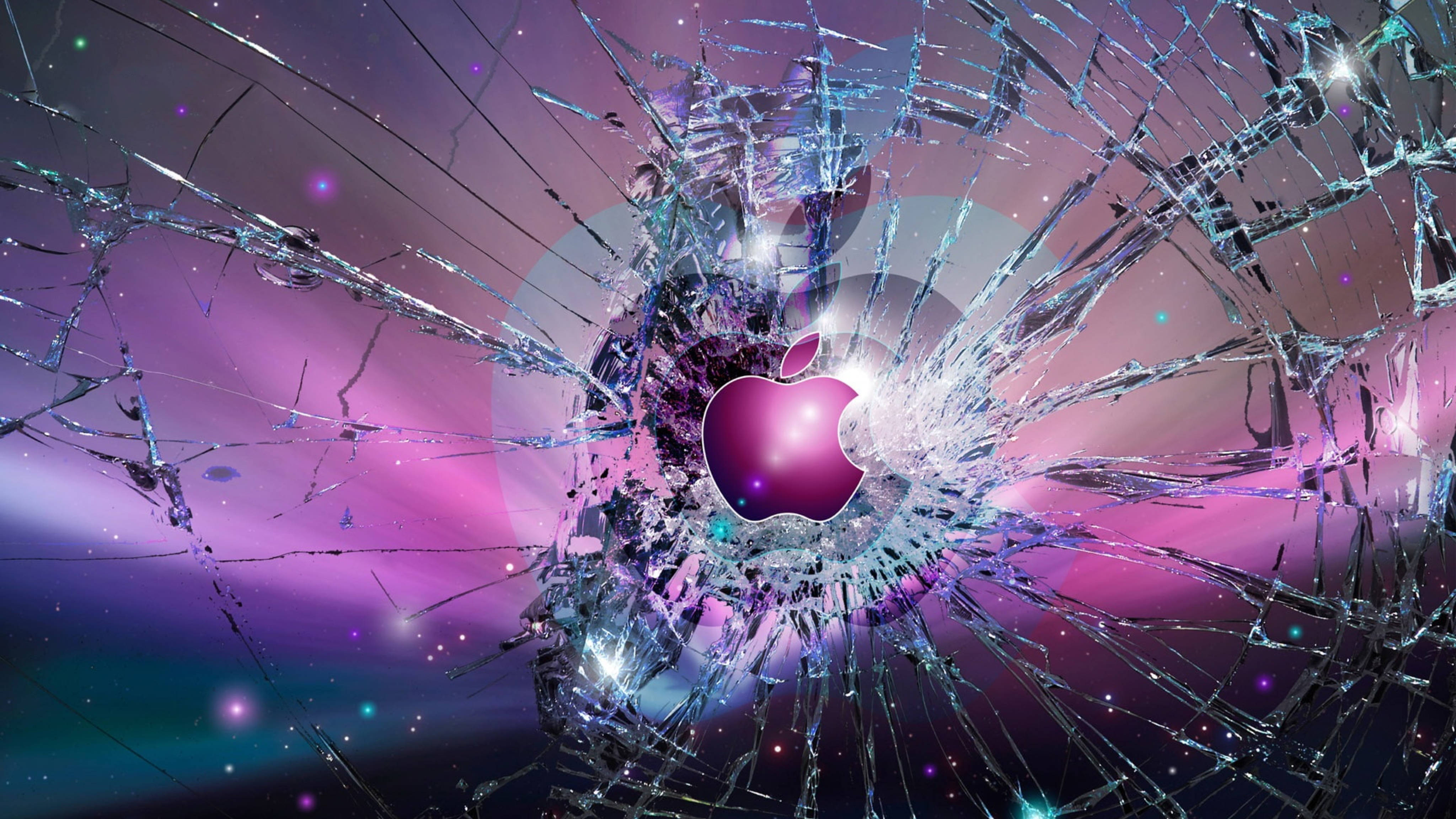 Apple 4K Ultra HD 桌布 壁紙 — 發光的Apple標誌在宇宙紫色和藍綠色星雲背景上散發出破碎玻璃效果。