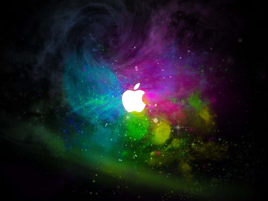 Cosmos 桌布 壁紙 — 發光的Apple標誌在色彩鮮豔的紫色、綠色和藍色漩渦宇宙星雲中閃耀。