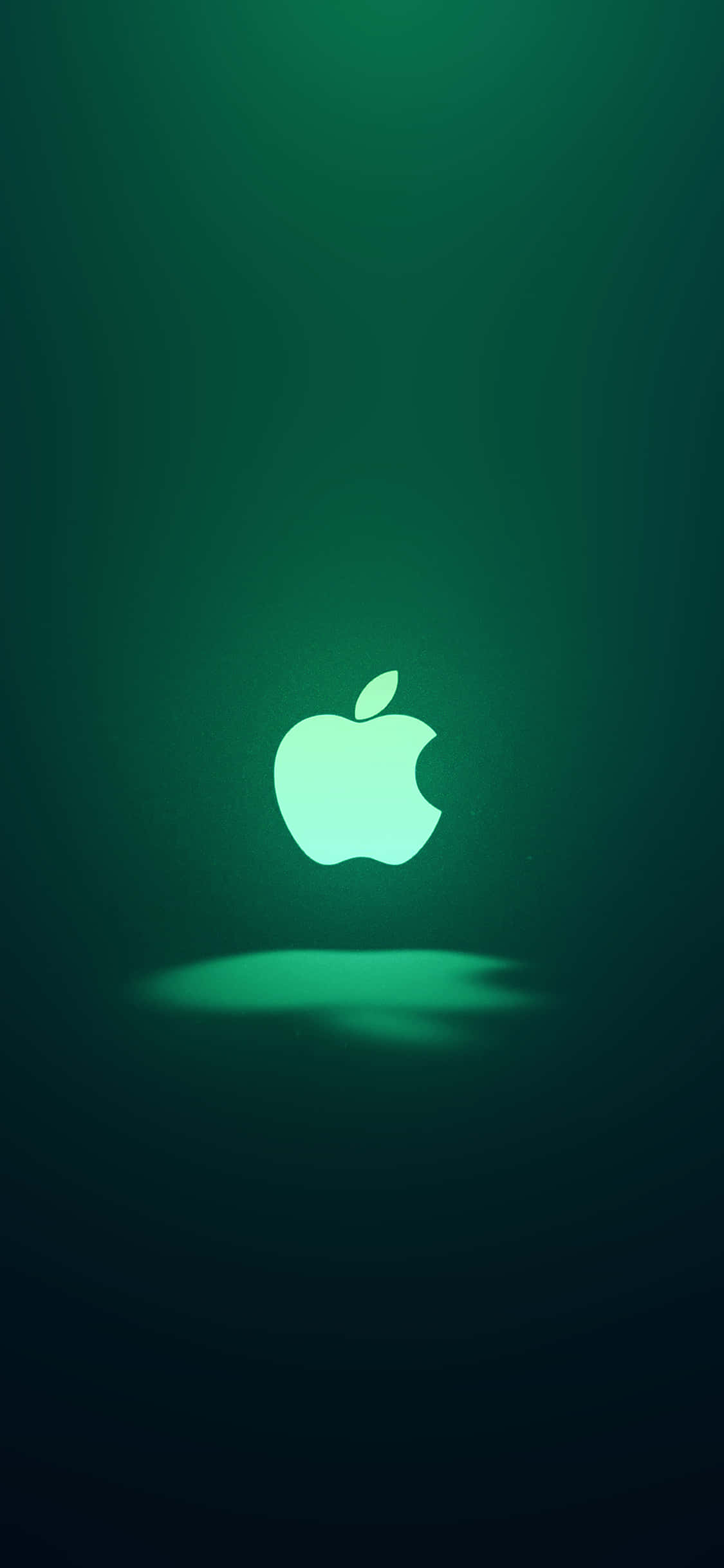 Smart Phone 桌布 壁紙 — 發光的Apple標誌居中於綠色漸變背景上，背後散發出柔和的光線。