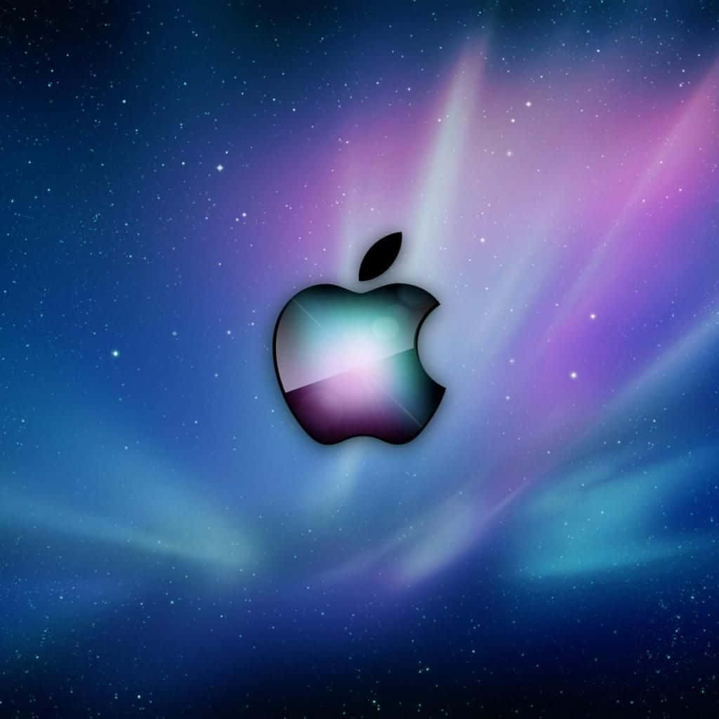  壁紙 — 發光的Apple標誌漂浮在星空和充滿活力的紫藍色極光的宇宙背景上。