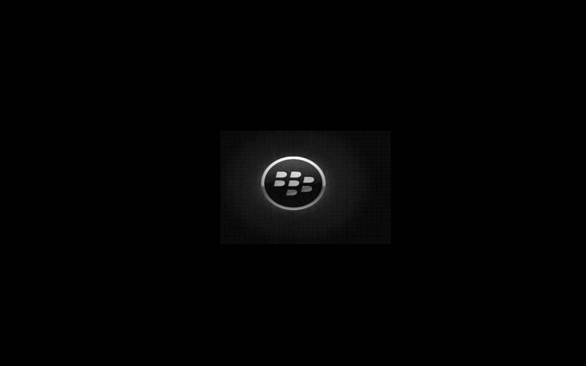 Blackberry 桌布 壁紙 — 發光的BlackBerry標誌置於深色紋理背景中央，帶有微妙的徑向光效。