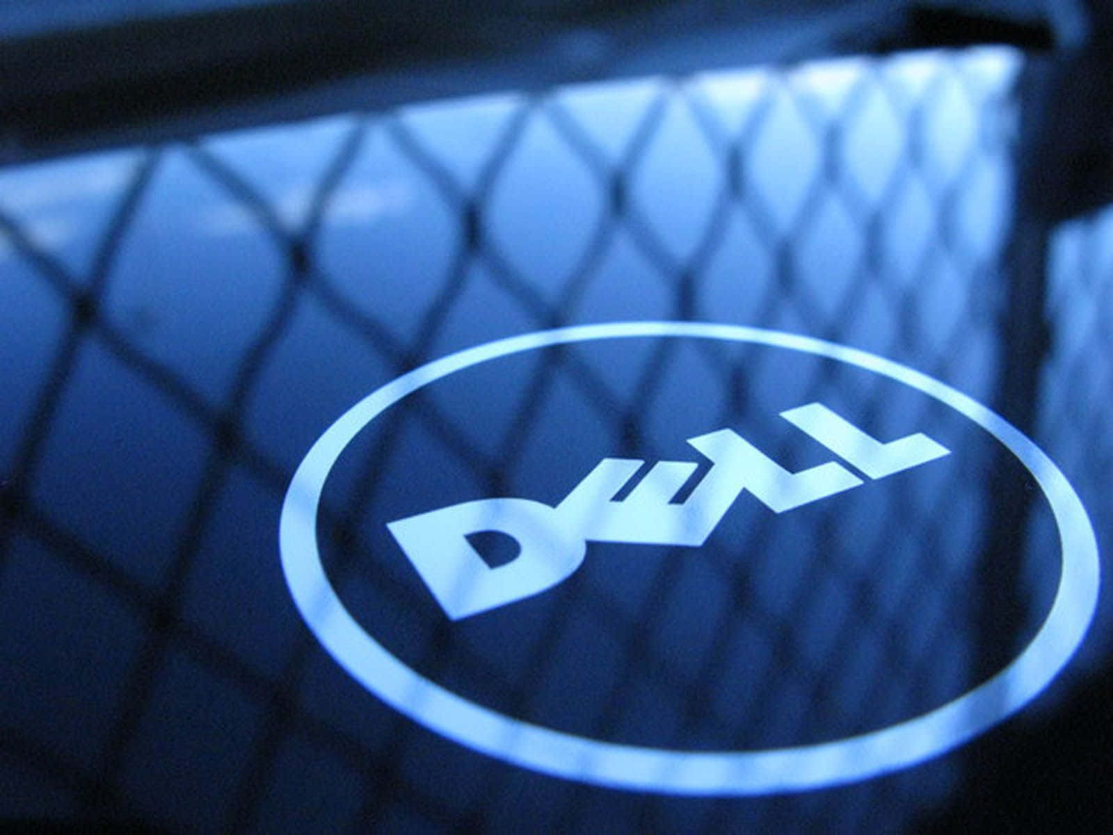 Dell 桌布 壁紙 — 發光的Dell標誌穿過鐵絲網圍欄，以冷藍色調和淺景深閃耀。