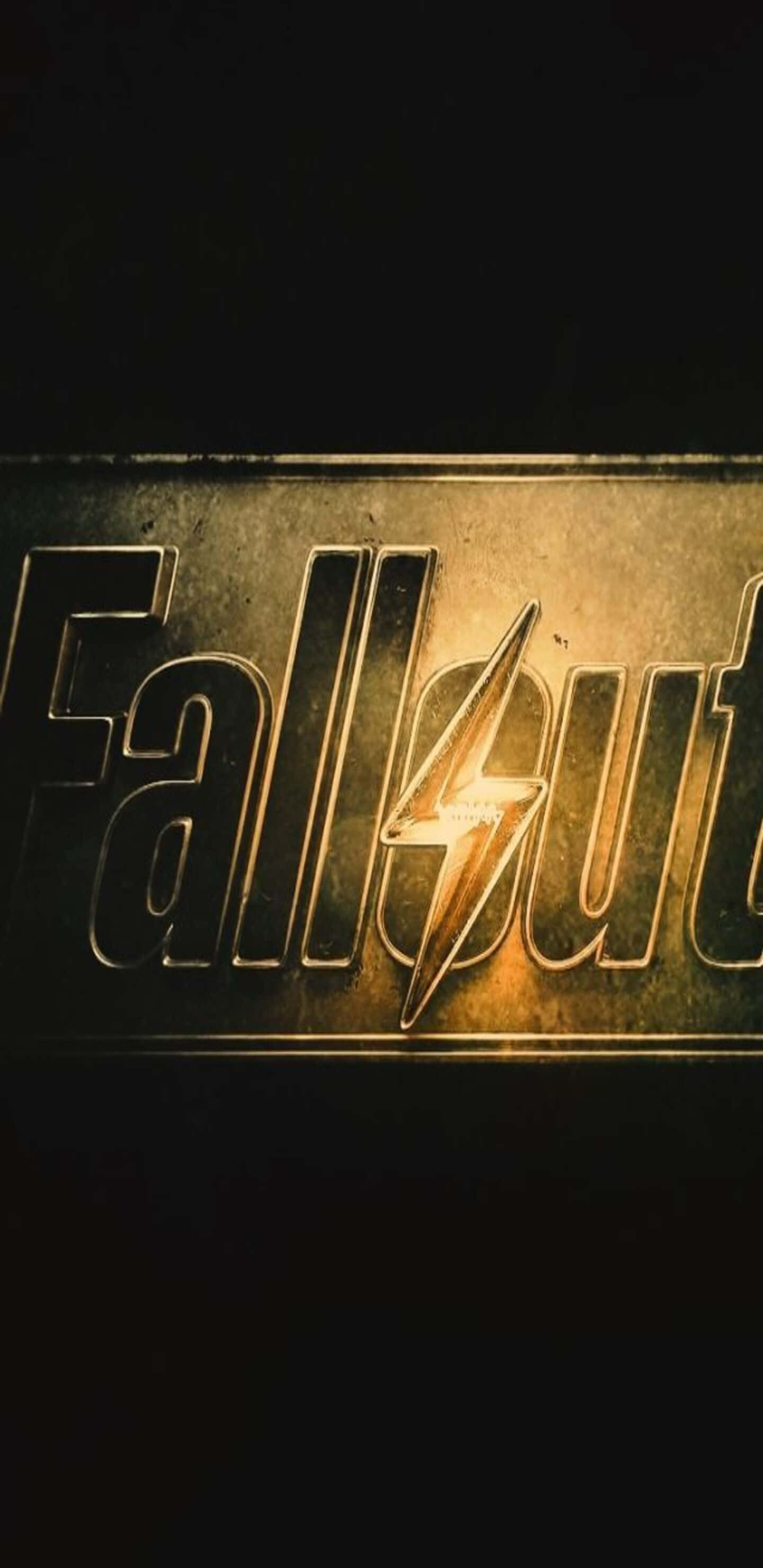 Pixel 3xl Fallout 76 桌布 壁紙 — 發光的Fallout標誌，帶有閃電徽章，位於風化金屬板上，背景深色。