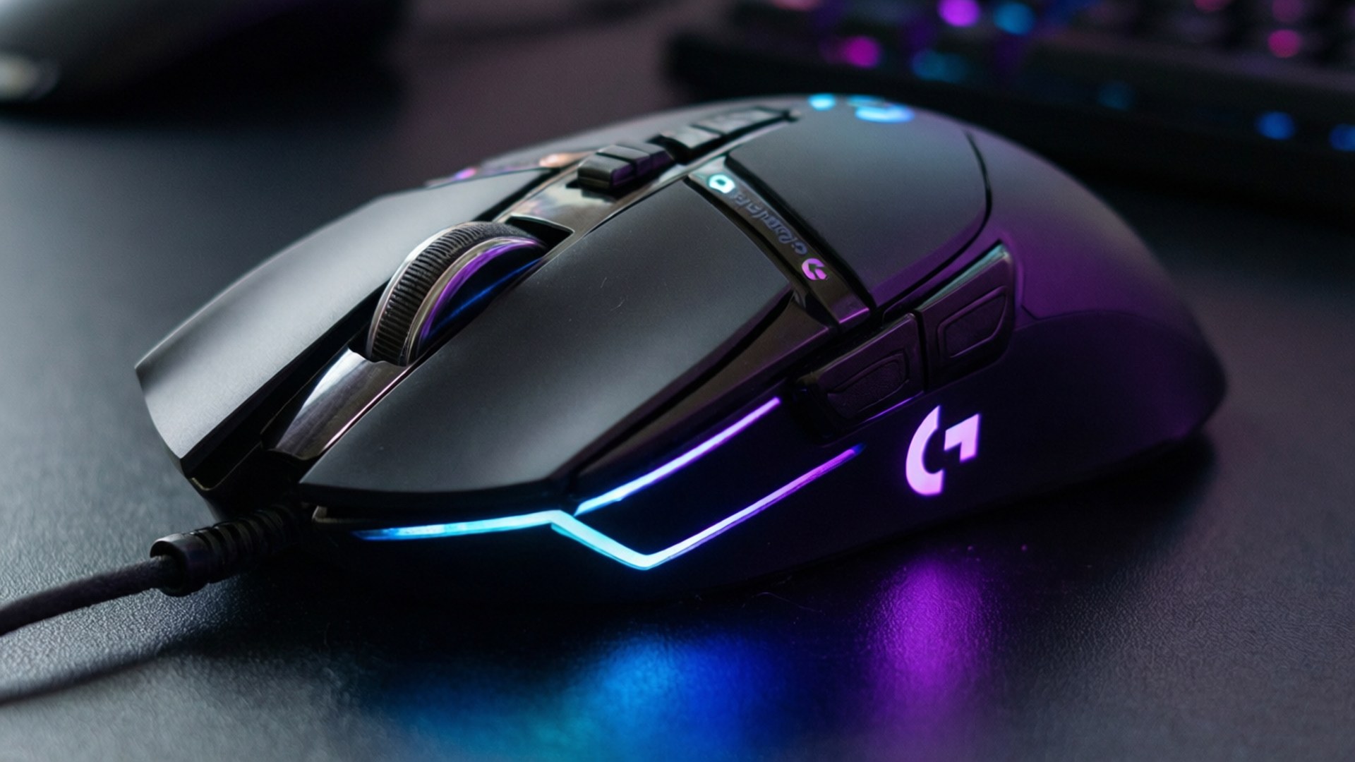 發光的G502 Hero 壁紙