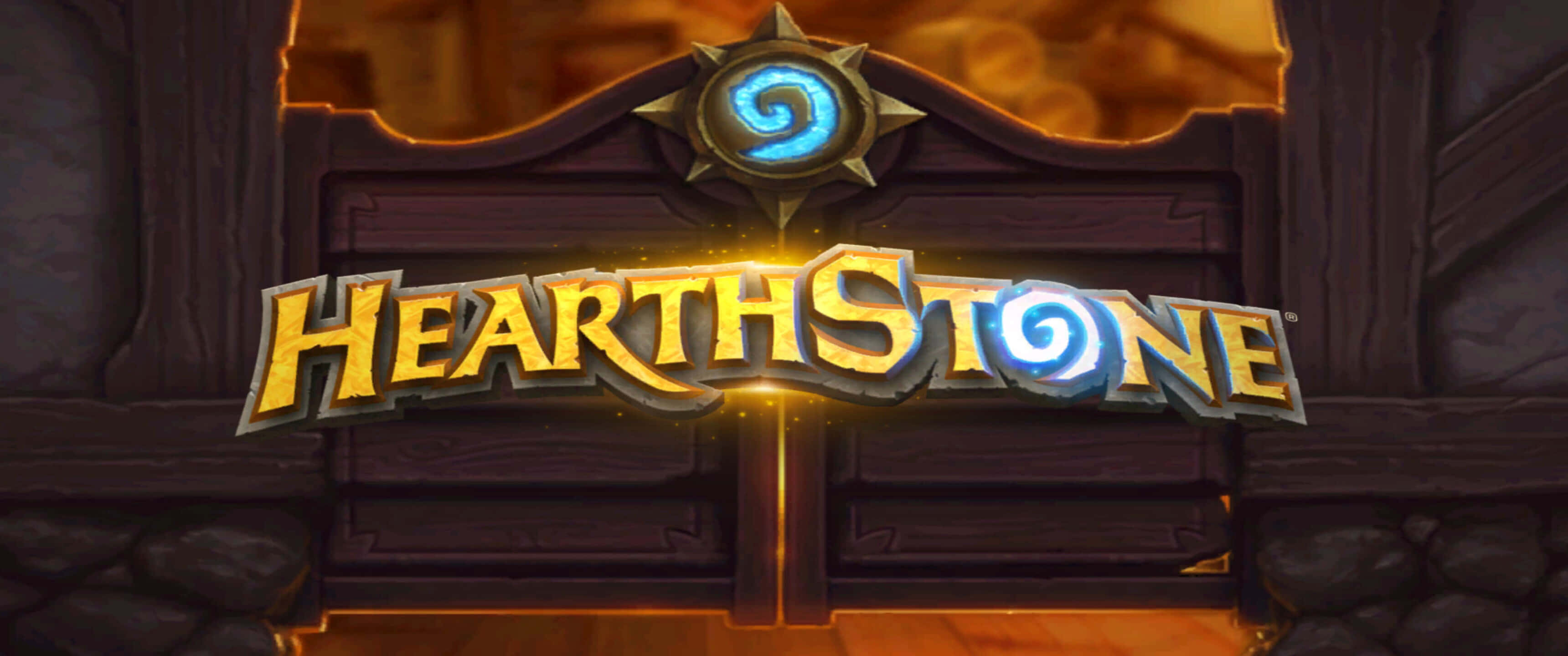 3440x1440p Hearthstone 桌布 壁紙 — 發光的Hearthstone標誌在木門上閃耀，上方有一個藍色漩渦標誌。