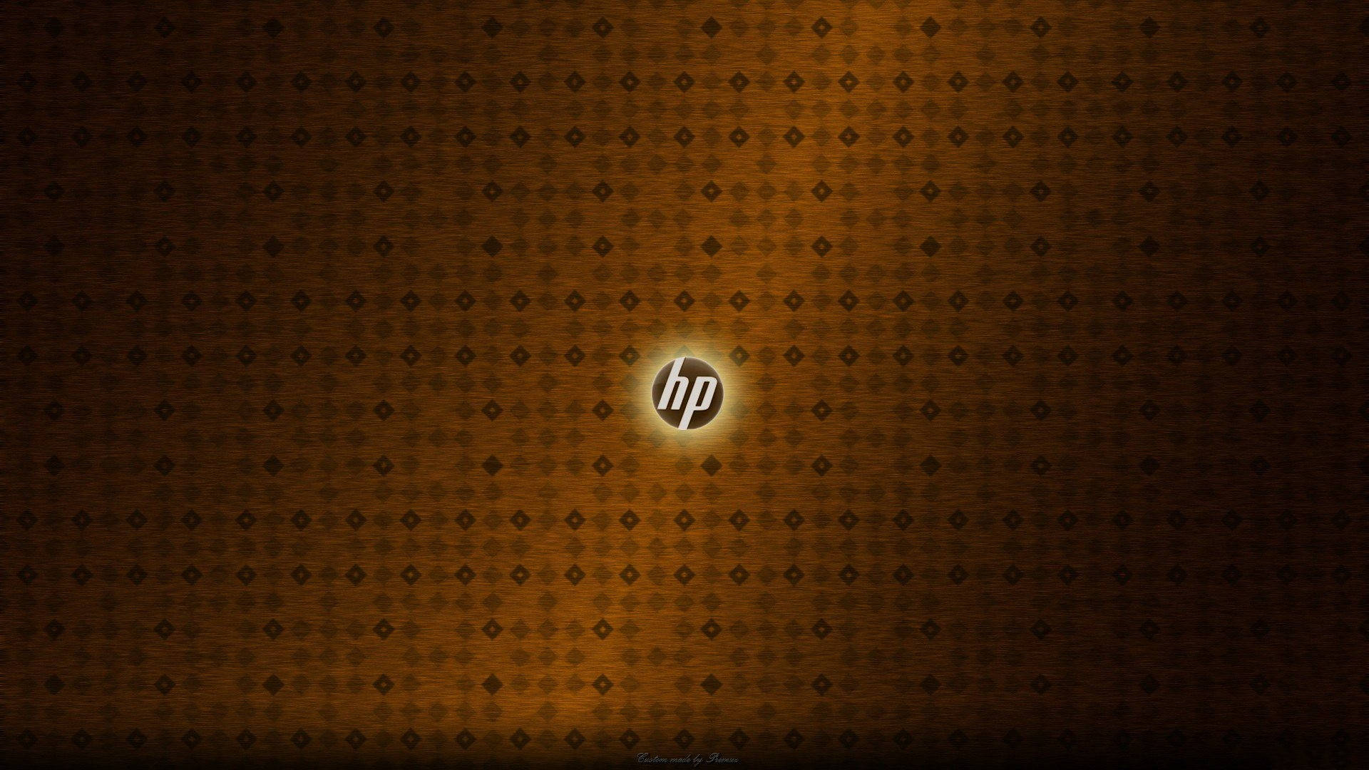 HP 桌布 壁紙 — 發光的HP標誌居中於帶有鑽石圖案和溫暖漸變照明的紋理棕色壁紙上。