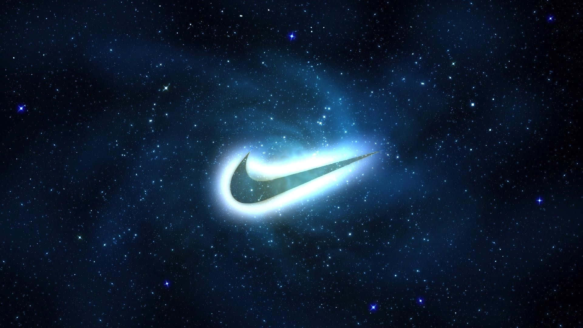 Nike Logo 桌布 壁紙 — 發光的Nike Swoosh劃過星光燦爛的宇宙星雲，呈現深藍與白色色調。