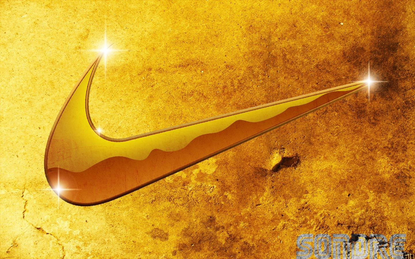 酷炫耐吉 桌布 壁紙 — 發光的Nike swoosh標誌，帶有黃色和橙色的漸變色調，置於帶有閃亮高光的紋理金棕色背景上。