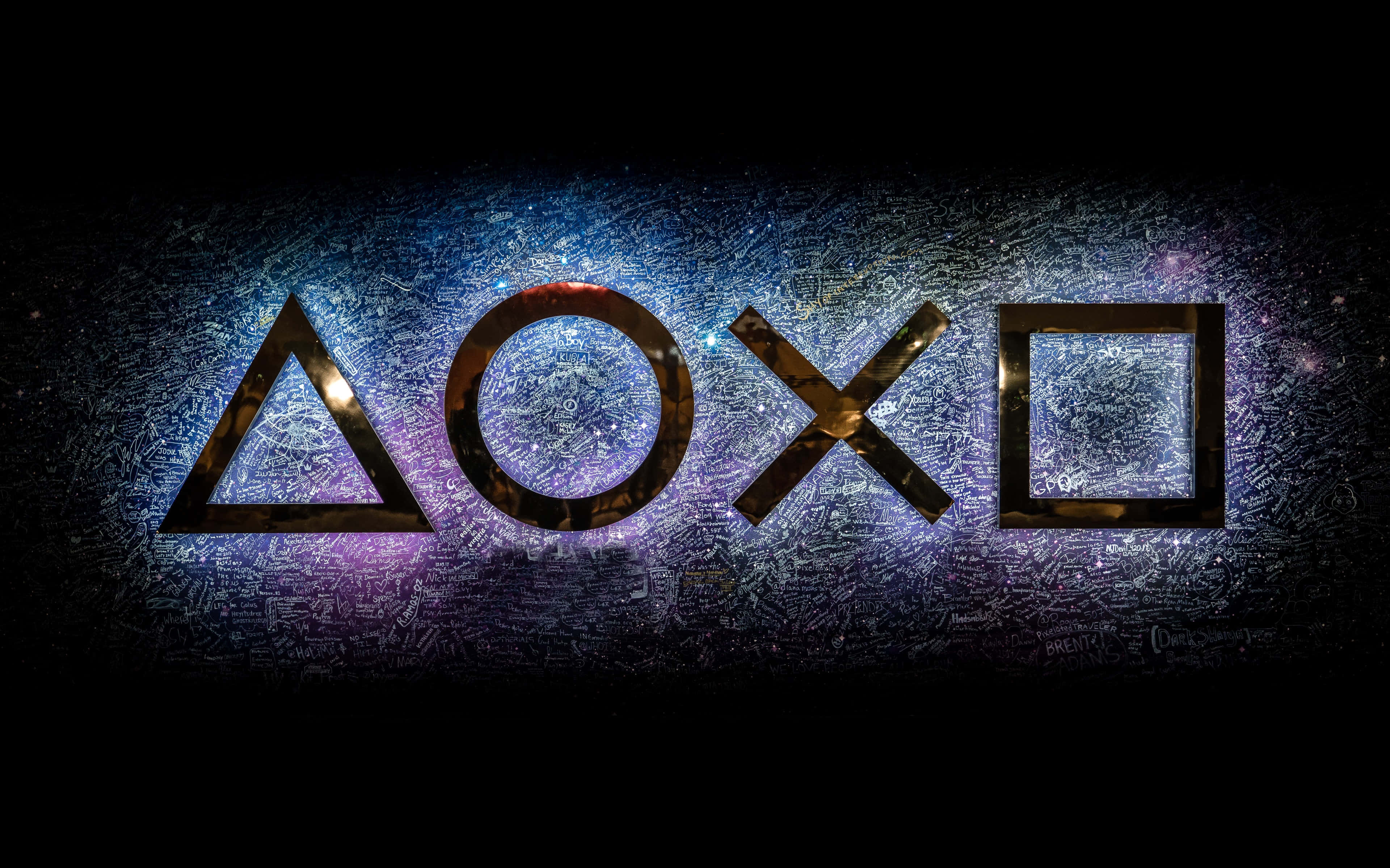 PlayStation 桌布 壁紙 — 發光的PlayStation標誌符號在充滿活力的紫色和藍色色調的宇宙星空背景下閃耀。