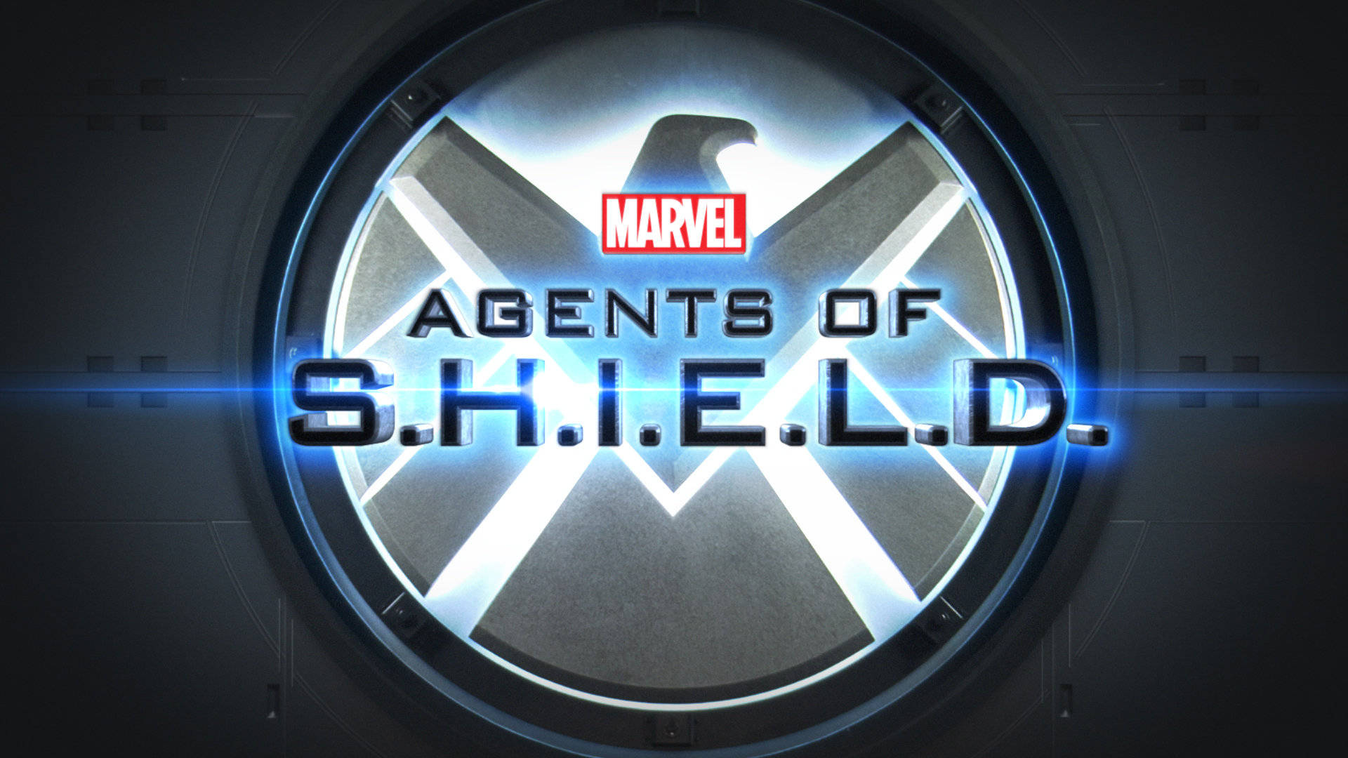 Marvel Logo 桌布 壁紙 — 發光的S.H.I.E.L.D.標誌透過圓形金屬觀景窗在黑暗的工業背景下散發出藍光。