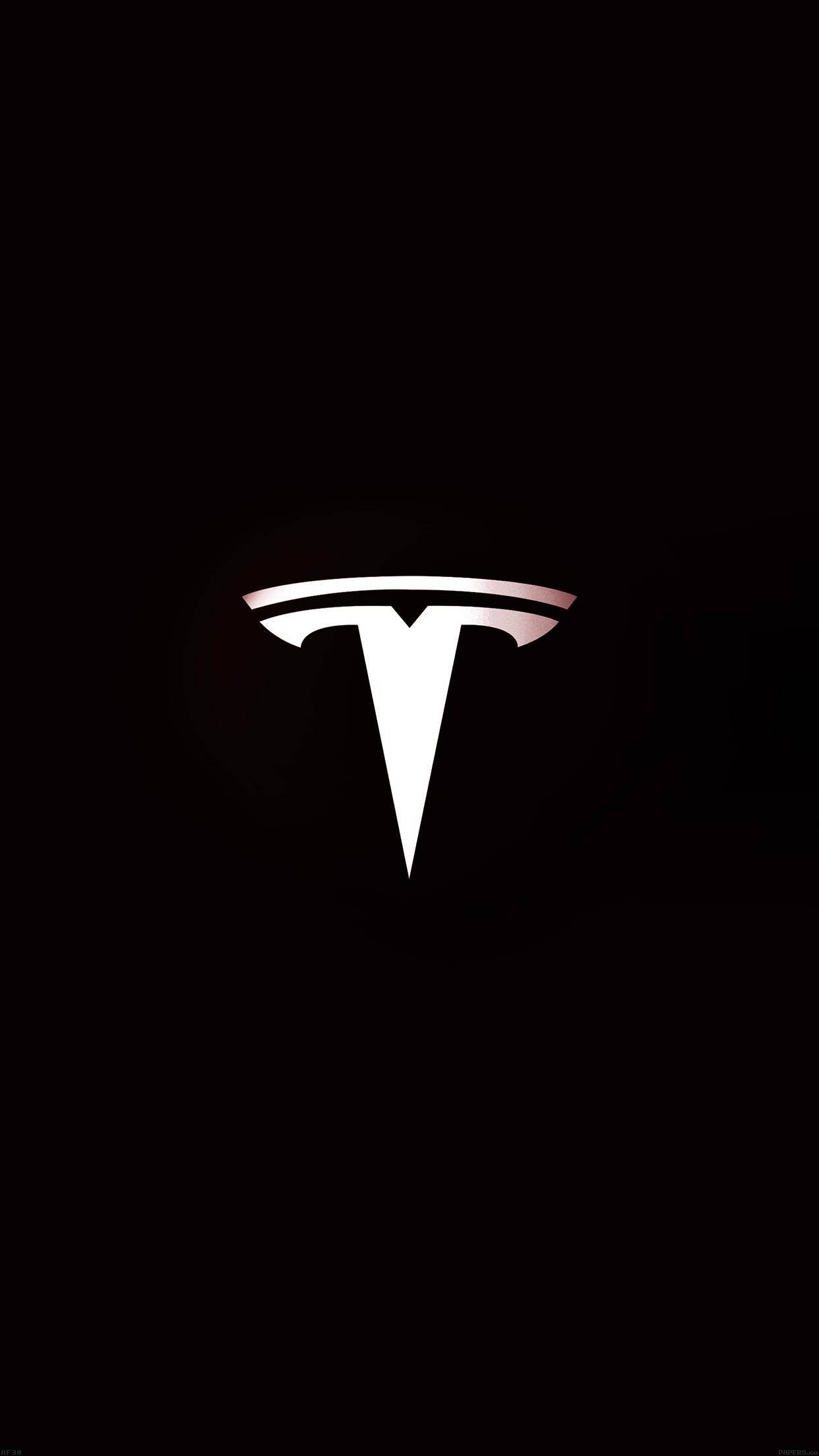 深色 iPhone 桌布 壁紙 — 發光的Tesla標誌置於純黑色背景中央，帶有微妙的金屬漸變高光。