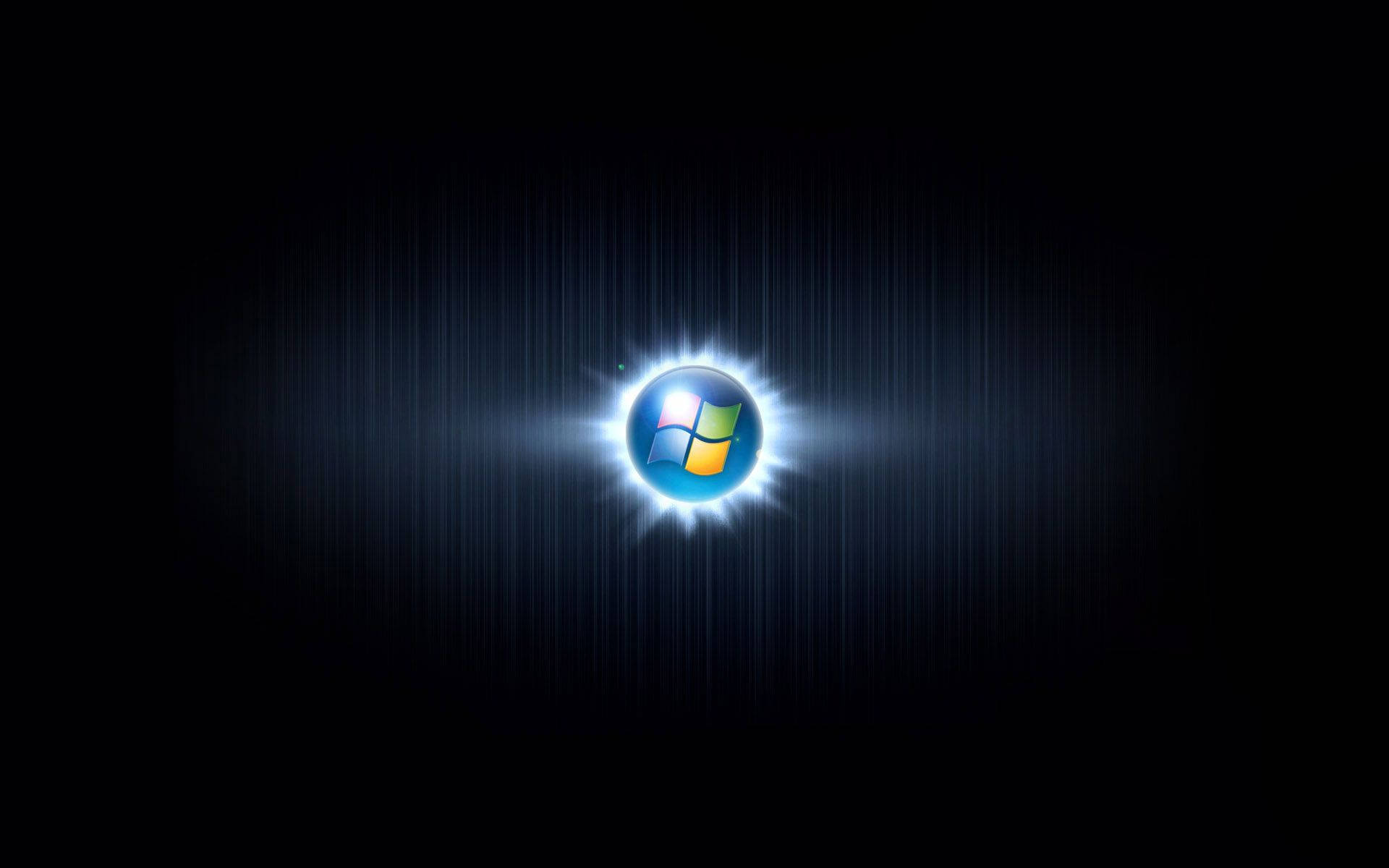 Windows 10 桌布 壁紙 — 發光的Windows標誌在帶有垂直條紋的黑暗背景上散發出明亮的光芒。
