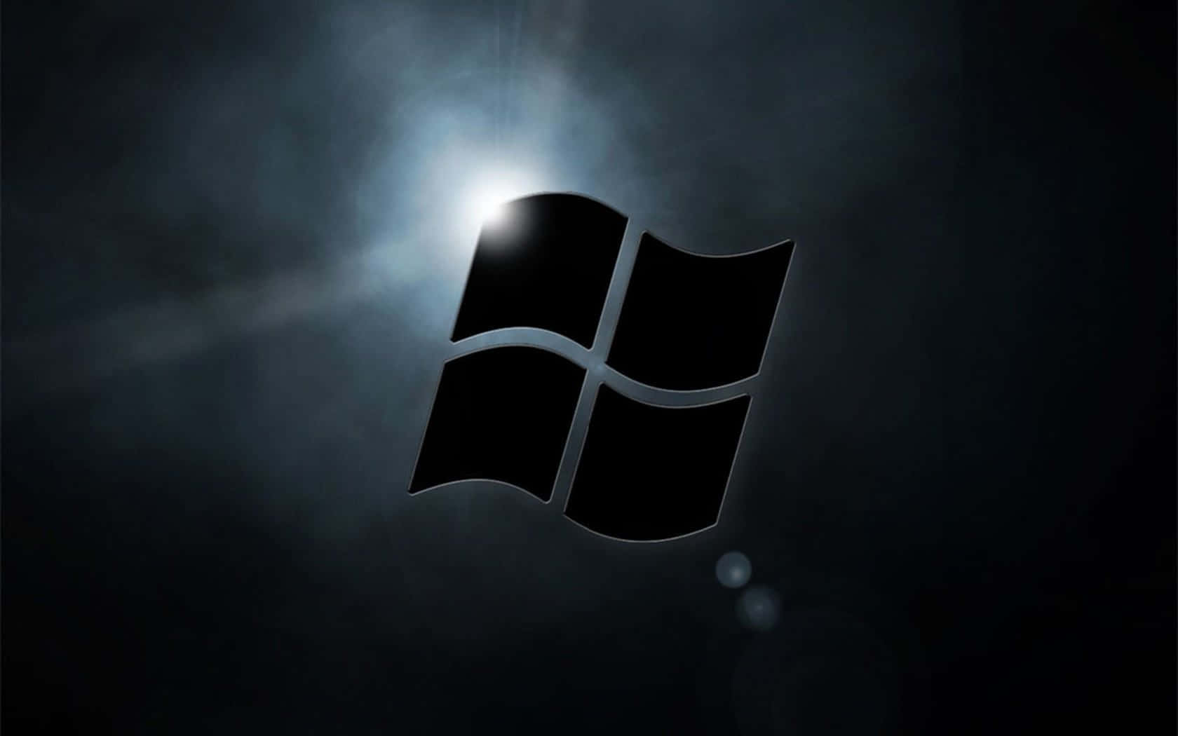 Black Windows 桌布 壁紙 — 發光的Windows標誌從黑暗迷霧中浮現，背後有明亮光源產生鏡頭光暈。