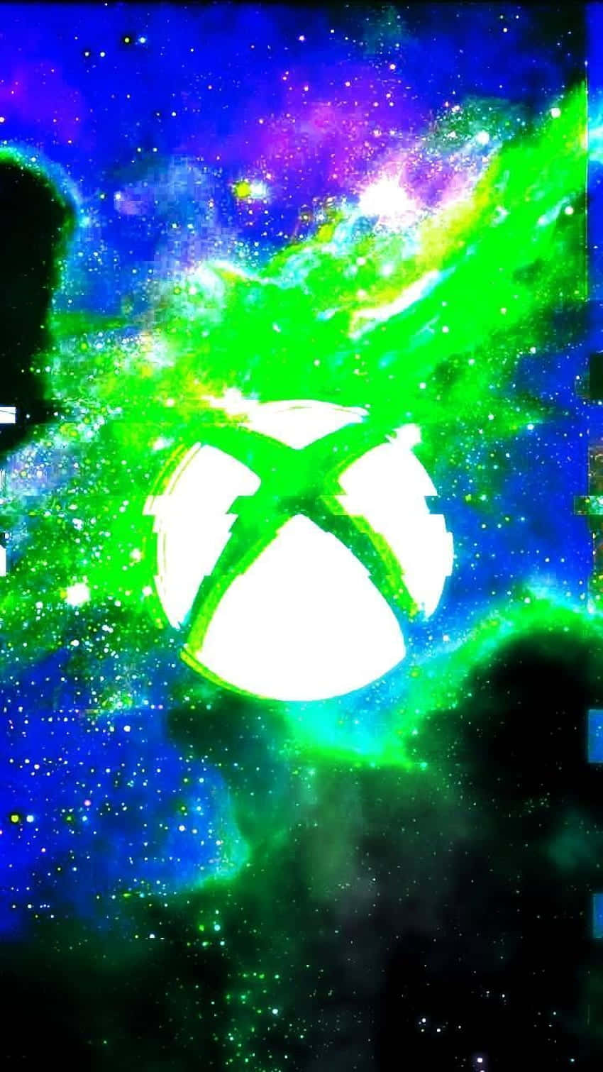 標誌 桌布 壁紙 — 發光的Xbox標誌在藍色、紫色和星空的宇宙星雲中散發出鮮豔的綠色光芒。