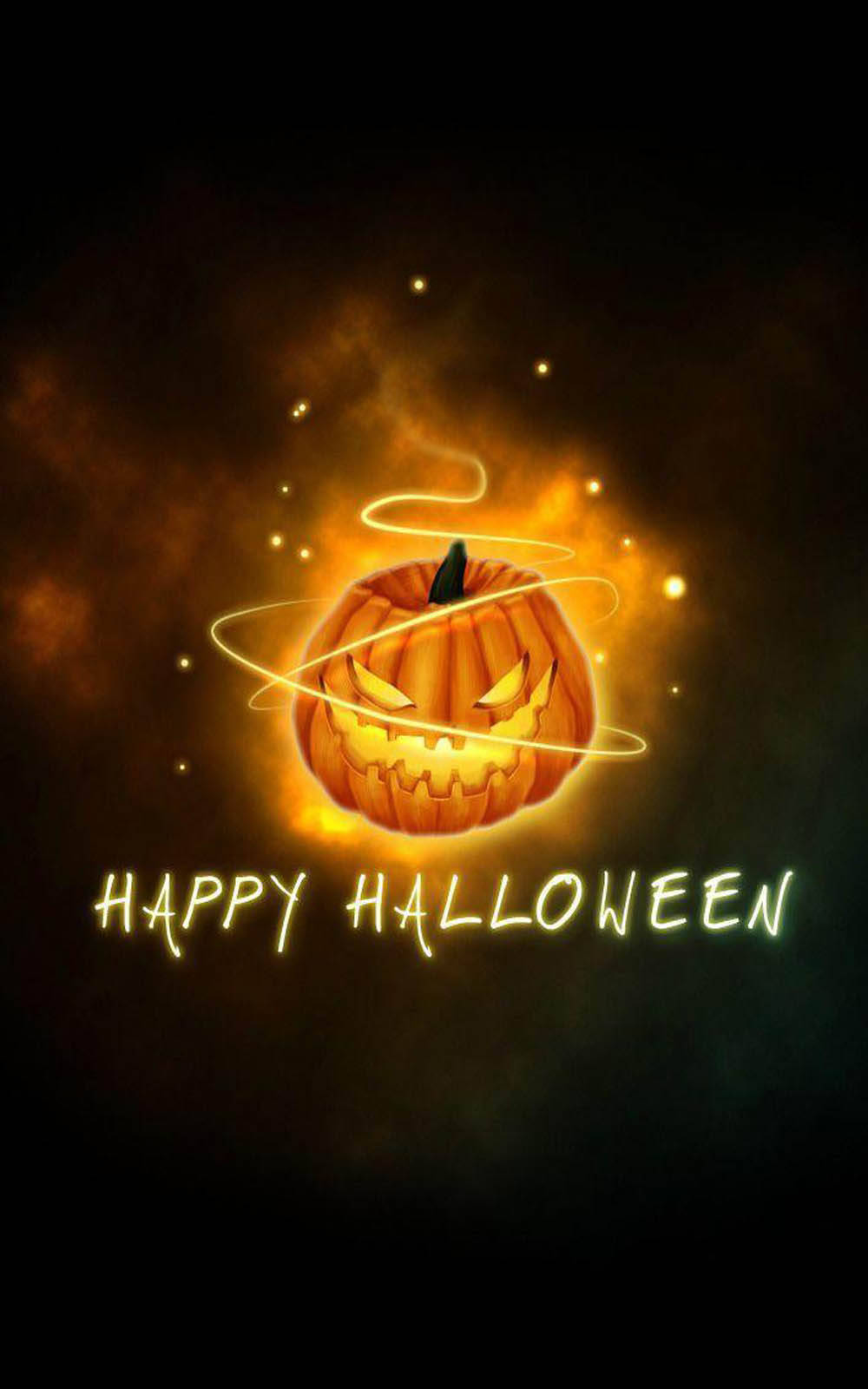 Halloween Phone 桌布 壁紙 — 發光的傑克南瓜燈，帶有旋轉的光跡和漂浮的火花，背景為黑暗煙霧繚繞，並有「HAPPY HALLOWEEN」文字。