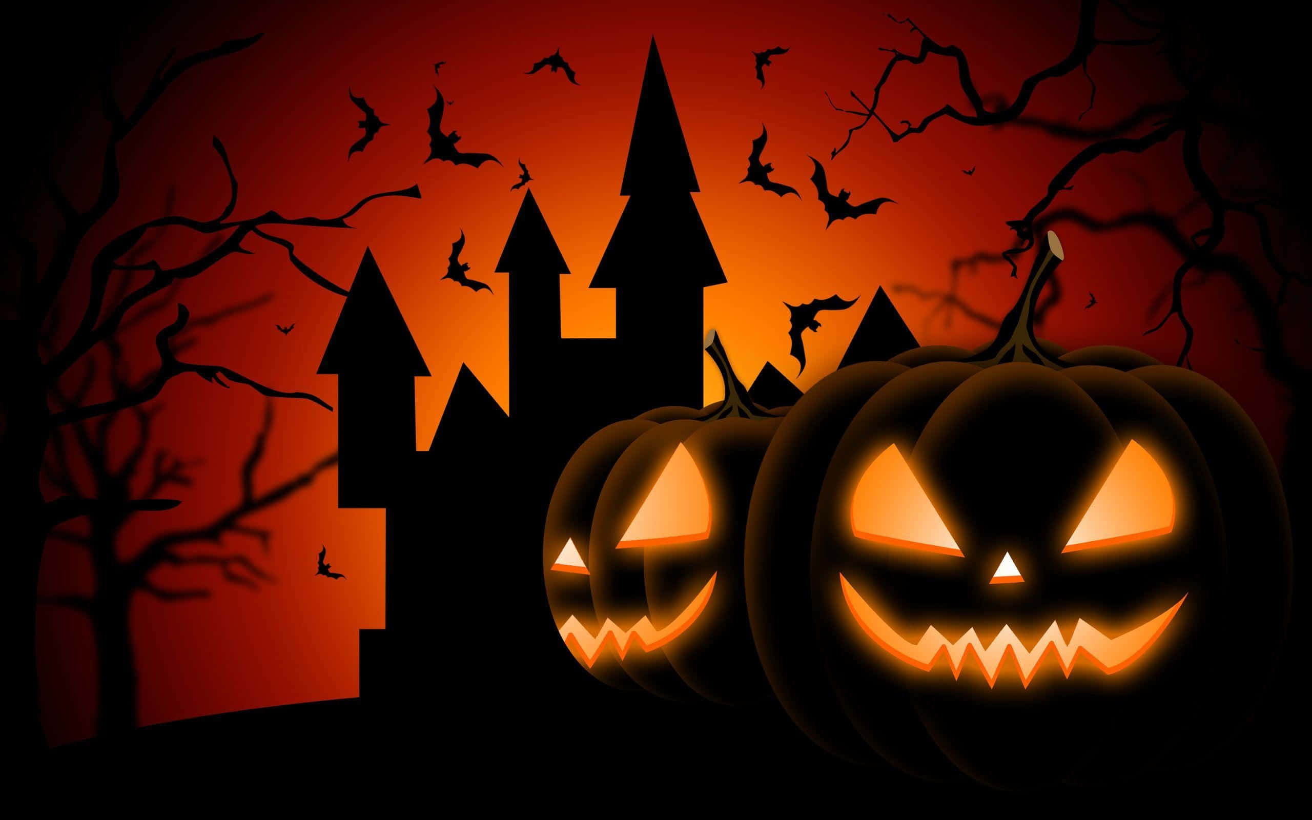 Trick-or-treaters 桌布 壁紙 — 發光的傑克南瓜燈，帶有鋒利的牙齒，站在陰森城堡的剪影前，背景是充滿飛蝙蝠的火橙色天空。