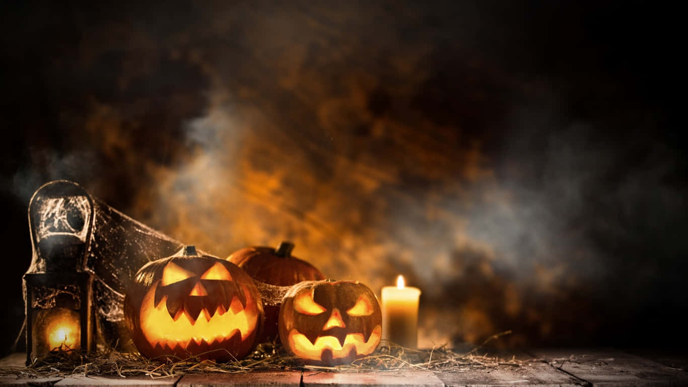 Halloween Candles 桌布 壁紙 — 發光的傑克南瓜燈和閃爍的蠟燭在旋轉的煙霧中，在質樸的木質表面上投射出詭異的光芒。