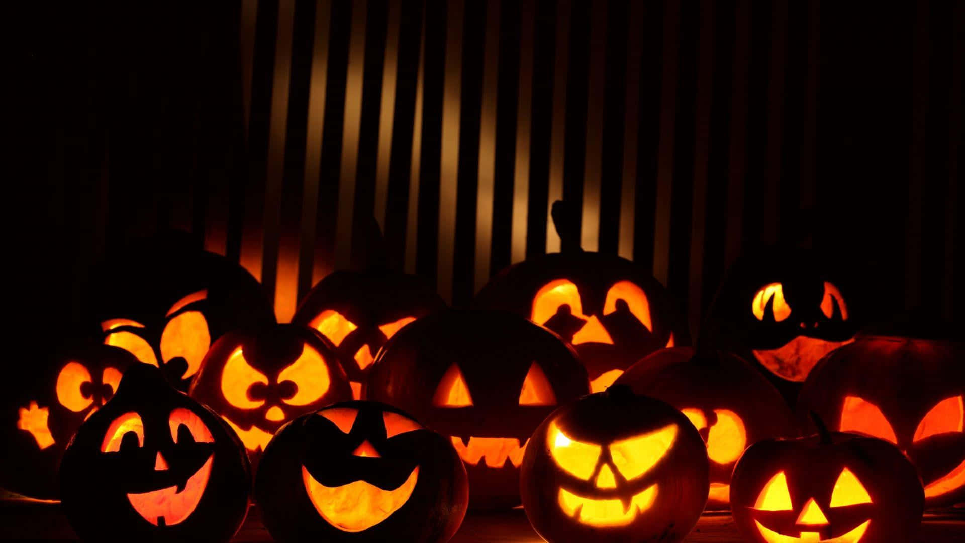 3d Halloween 桌布 壁紙 — 發光的傑克南瓜燈帶有雕刻的臉孔，照亮了一個有垂直百葉窗投射條紋陰影的黑暗房間。
