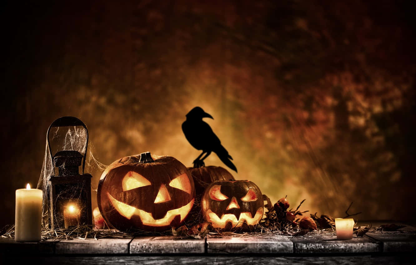 Halloween Candles 桌布 壁紙 — 發光的傑克南瓜燈帶有雕刻面孔，放置在石頭表面上，旁邊有蠟燭和烏鴉剪影，背景是溫暖的秋日氛圍。