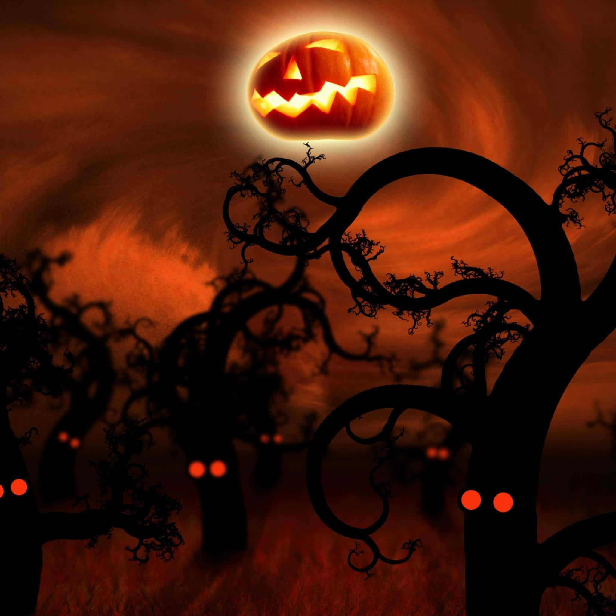 Halloween Pumpkin 桌布 壁紙 — 發光的傑克南瓜燈月亮照亮了扭曲的樹木，樹木上有發光的紅色眼睛，背景是陰森的橙色天空。