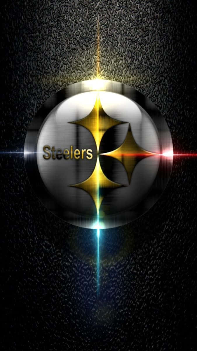 Pittsburgh Steelers Logo 桌布 壁紙 — 發光的匹茲堡鋼人隊標誌在深色紋理背景上散發出光芒，帶有鮮豔的色彩耀斑。