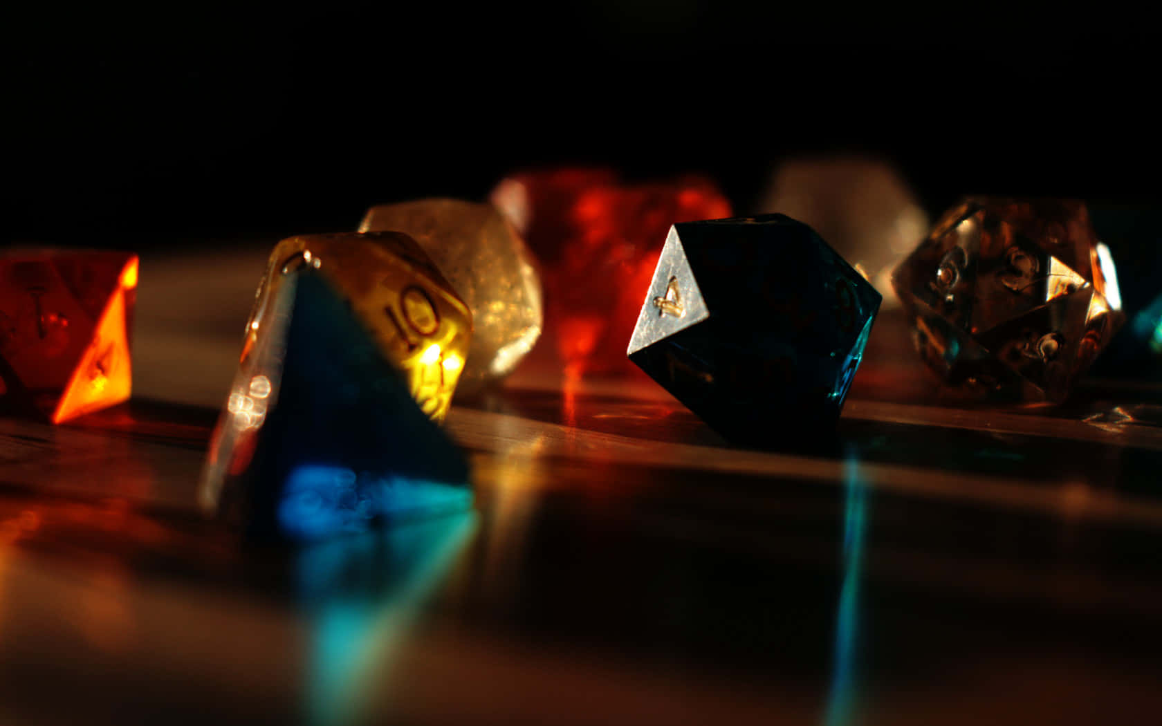 D20 桌布 壁紙 — 發光的半透明多面骰子，數字在暖光照射下，放置在深色背景的反射表面上。