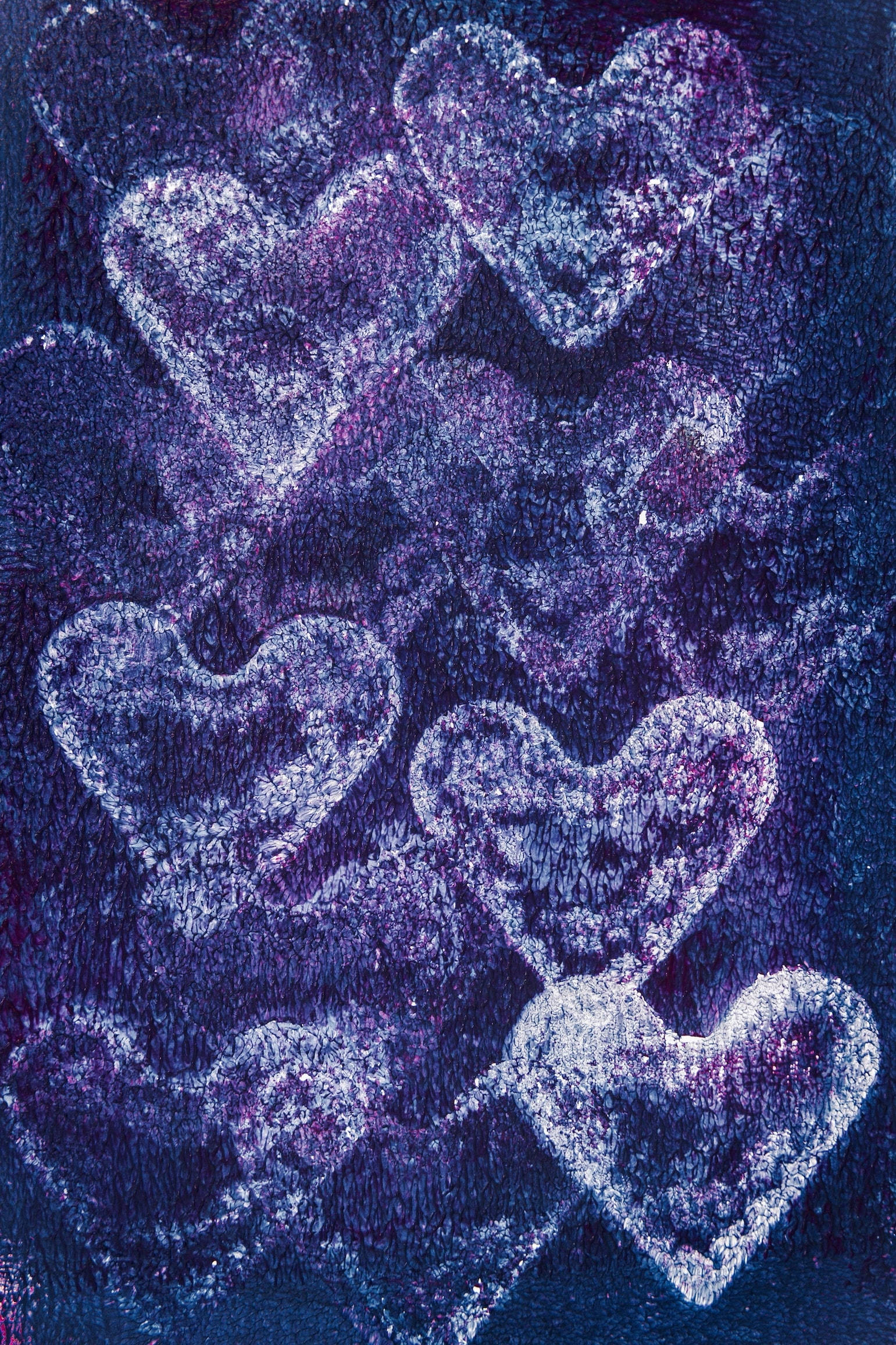 Violet Aesthetic 桌布 壁紙 — 發光的半透明心形漂浮在帶有閃爍高光的紋理深紫色和藍色抽象背景中。