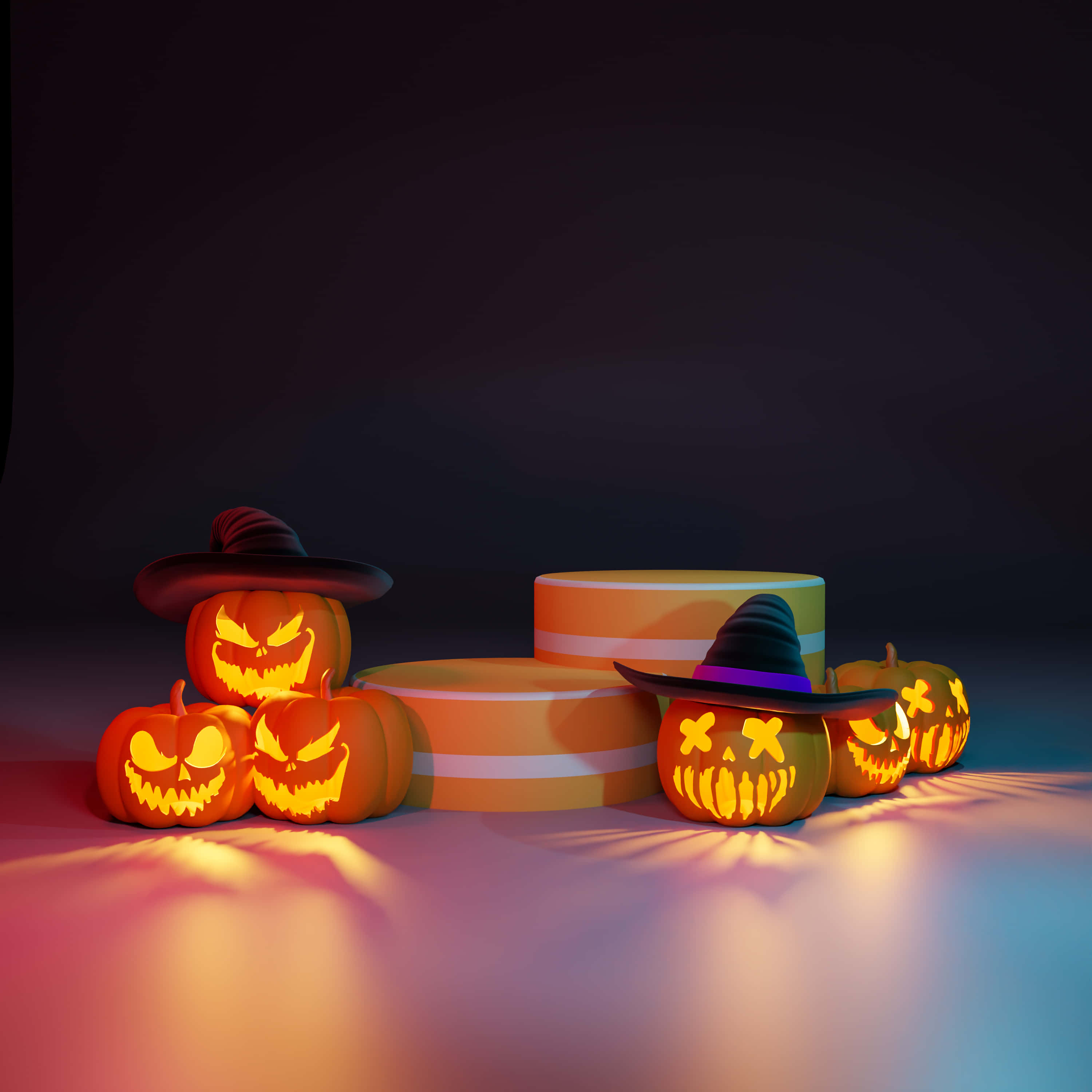 Pumpkin 桌布 壁紙 — 發光的南瓜燈籠戴著女巫帽，在深色漸變背景上，將怪異的光芒投射到色彩繽紛的圓柱形基座上。