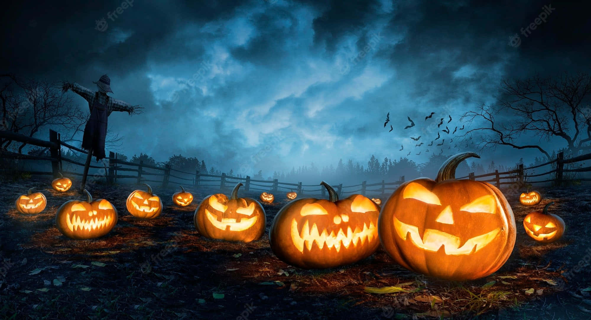 Spooky Halloween 桌布 壁紙 — 發光的南瓜燈露出猙獰的笑容，排列在霧氣瀰漫的田野中，暴風雨夜空中還有稻草人和飛舞的蝙蝠。