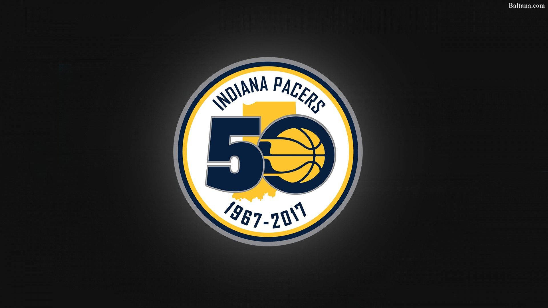Pacers 桌布 壁紙 — 發光的印第安納溜馬隊 50 週年紀念標誌，居中放置在帶有微妙徑向光效的深色背景上。