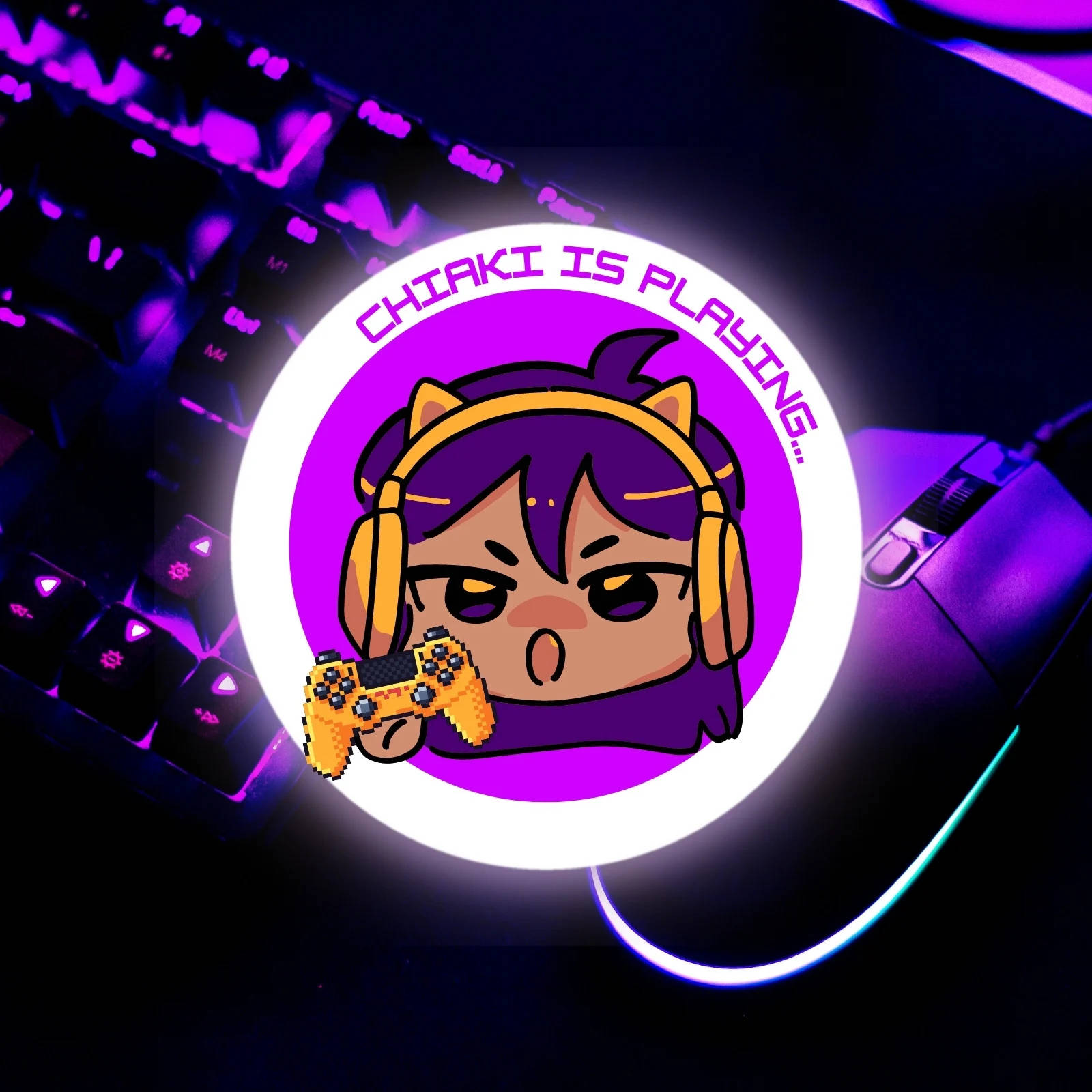 Gamer Logo 桌布 壁紙 — 發光的圓形遊戲滑鼠墊，上面有像素藝術的紫髮戴耳機動漫女孩拿著控制器，背景是紫色發光的鍵盤和滑鼠。