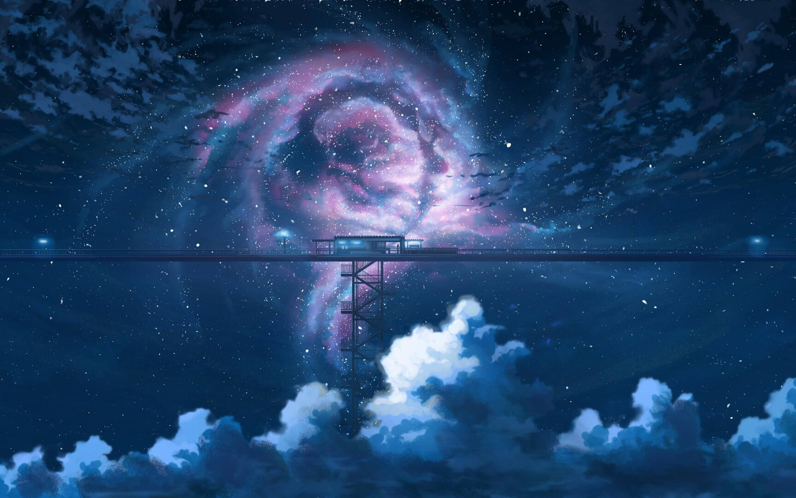 美學藝術 桌布 壁紙 — 發光的宇宙星雲在夜晚的碼頭上空旋轉，倒映在下方水面，伴有雲朵和飛鳥。