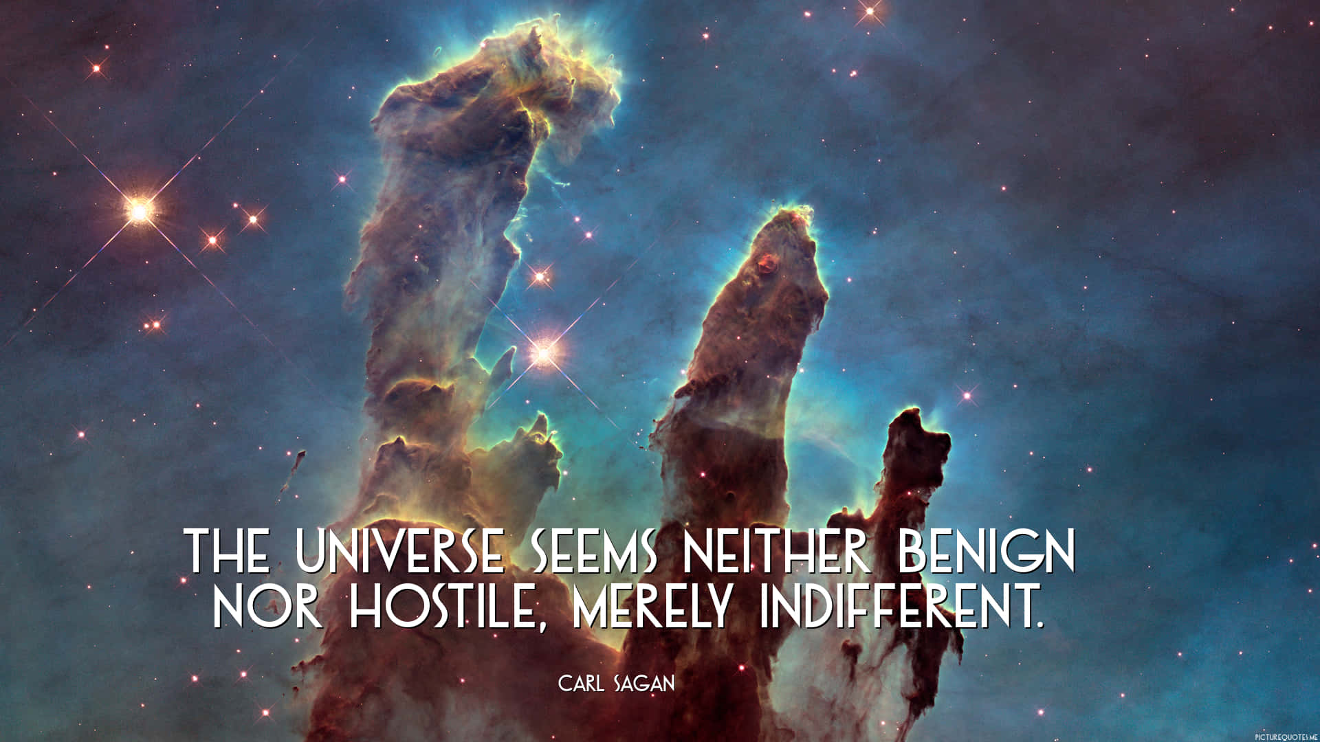 Indifferent 桌布 壁紙 — 發光的宇宙柱從星場中升起，卡爾·薩根的引言照亮了太空冷漠的浩瀚。