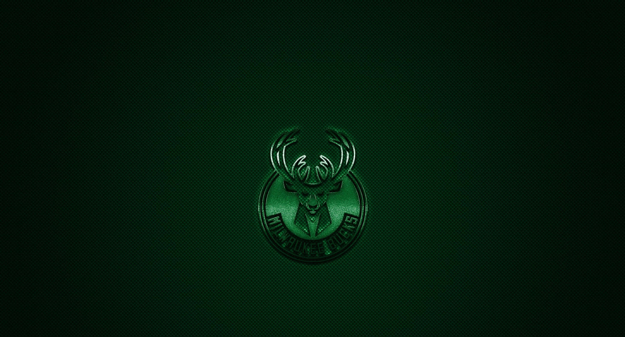 Milwaukee Bucks Logo 桌布 壁紙 — 發光的密爾瓦基公鹿隊標誌，居中放置在帶有細微漸變照明的紋理深綠色背景上。