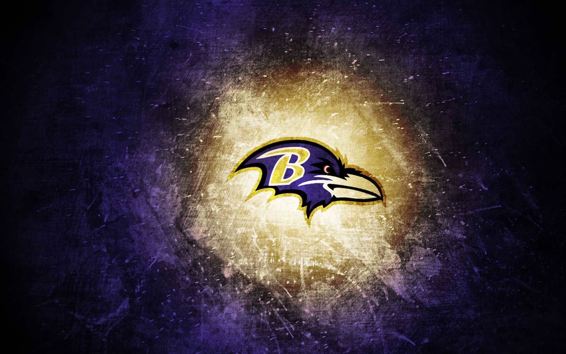 Ravens 桌布 壁紙 — 發光的巴爾的摩烏鴉隊標誌從帶有紋理的金色圓圈中散發出來，背景為深紫色粗糙紋理。