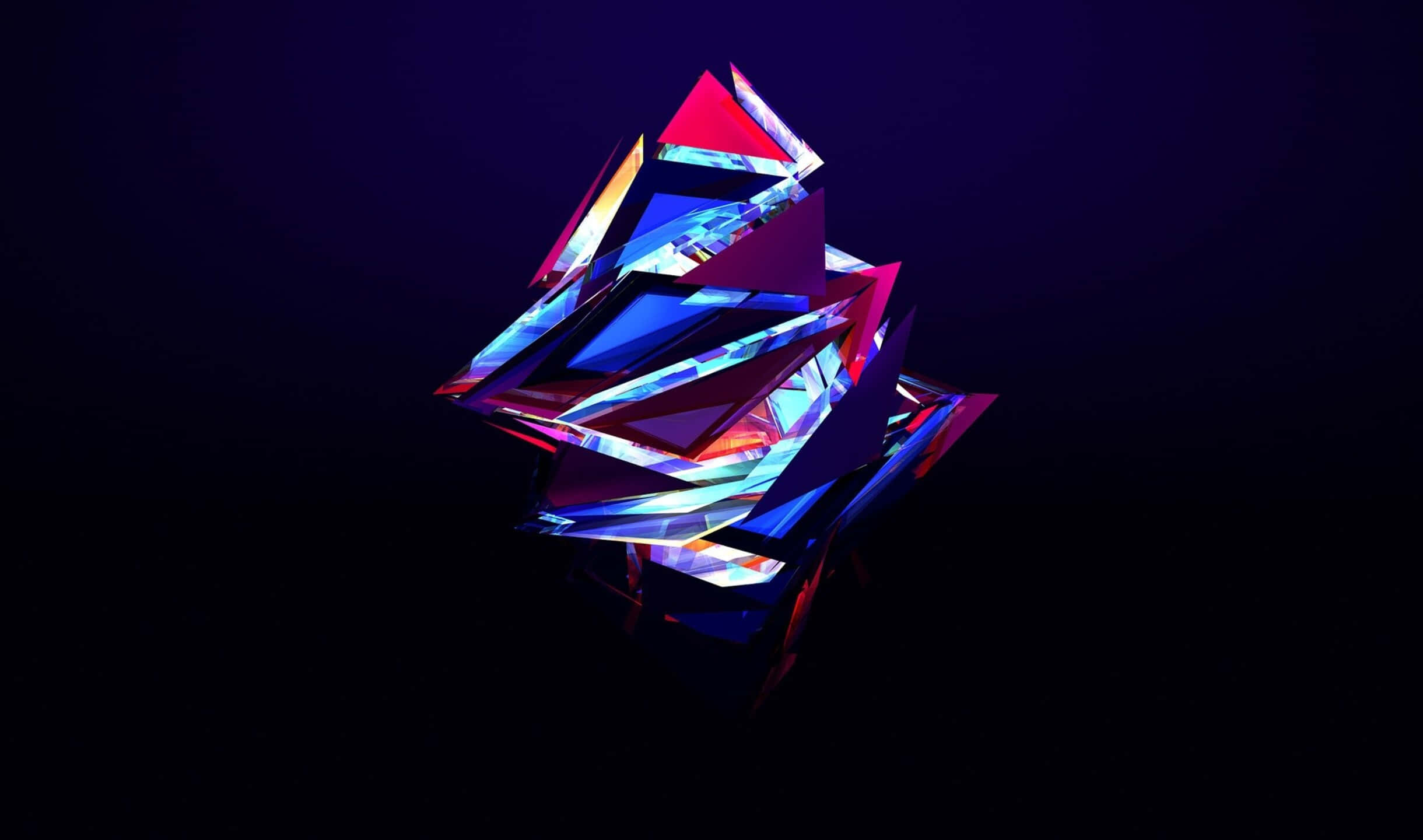 2440x1440 Amoled 桌布 壁紙 — 發光的幾何水晶雕塑，具有銳利的刻面，在深紫色虛空中反射出霓虹藍、粉紅和紅光。