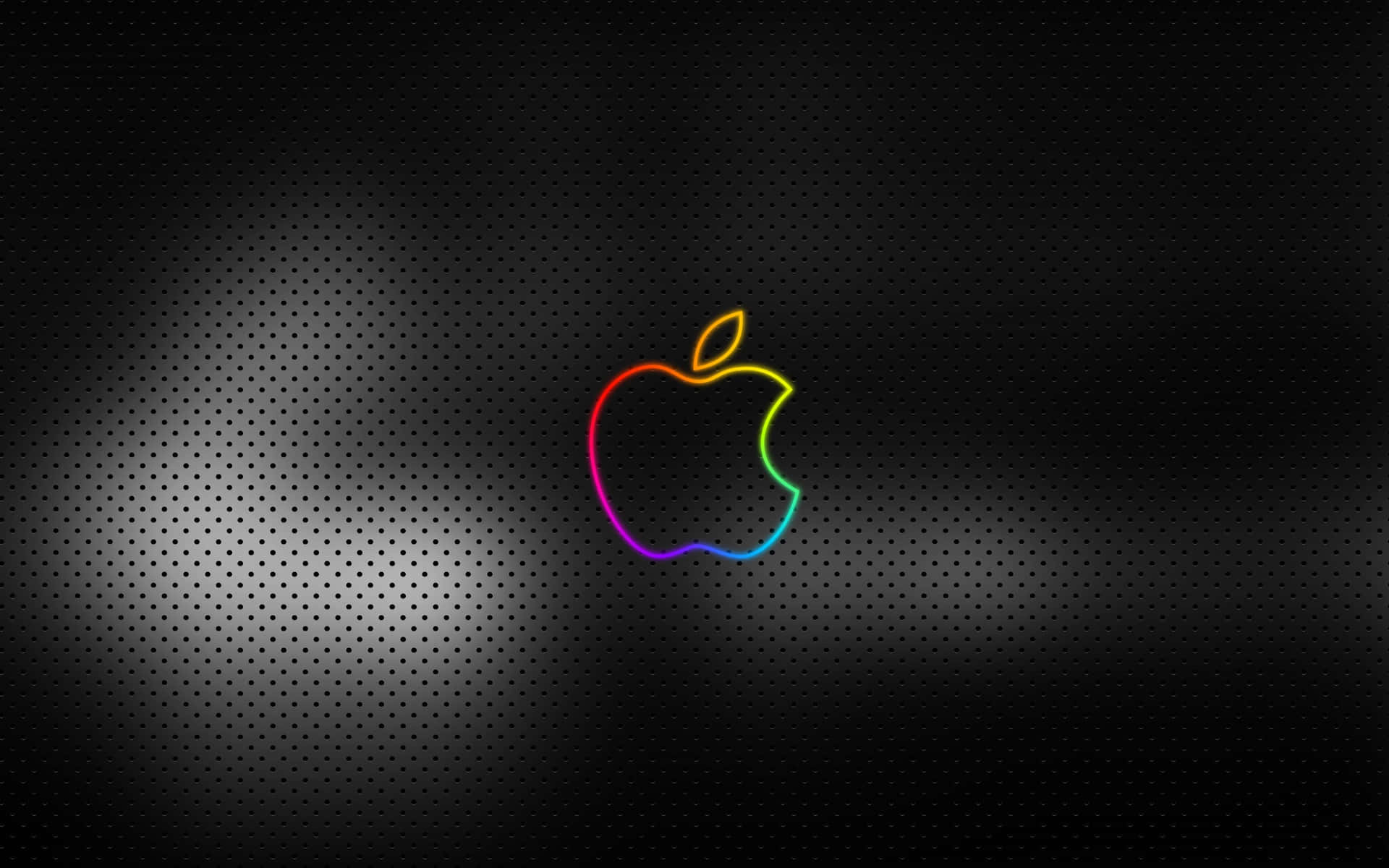 蘋果 桌布 壁紙 — 發光的彩虹輪廓Apple標誌，居中放置在帶有柔和光線漸變的深色穿孔金屬背景上。