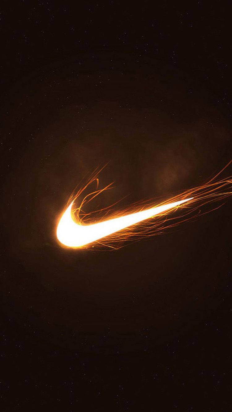 動態 桌布 壁紙 — 發光的橙色Nike勾號像彗星一樣劃過星光燦爛的宇宙夜空。