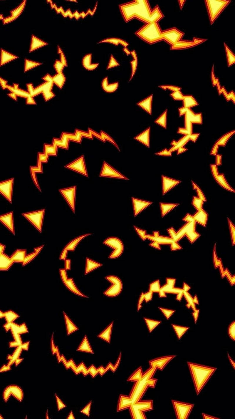 Halloween Phone 桌布 壁紙 — 發光的橙色傑克南瓜燈臉孔，帶有鋸齒狀的笑容和三角形眼睛，漂浮在純黑色背景上。