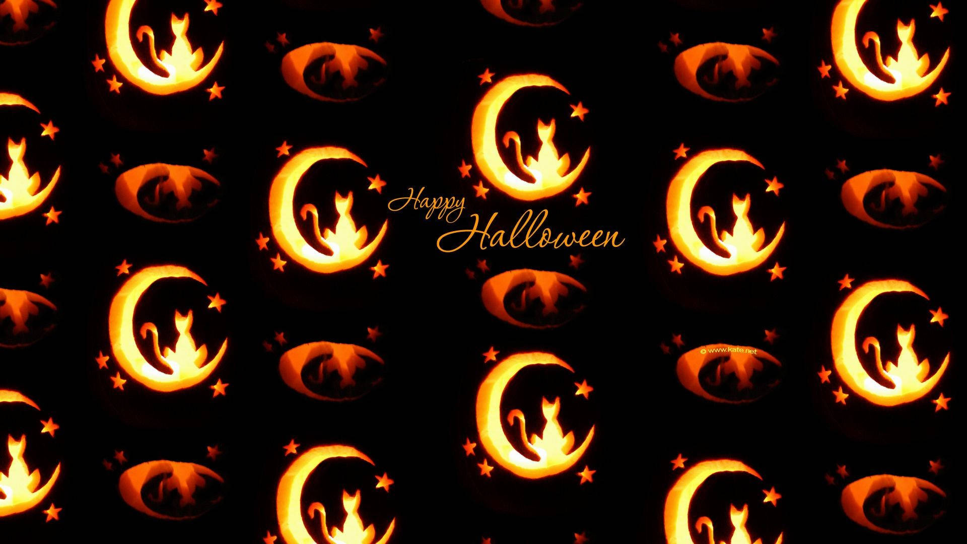 Cute Halloween Desktop 桌布 壁紙 — 發光的橙色南瓜燈，呈新月形，帶有貓和火焰，背景是黑色星空。