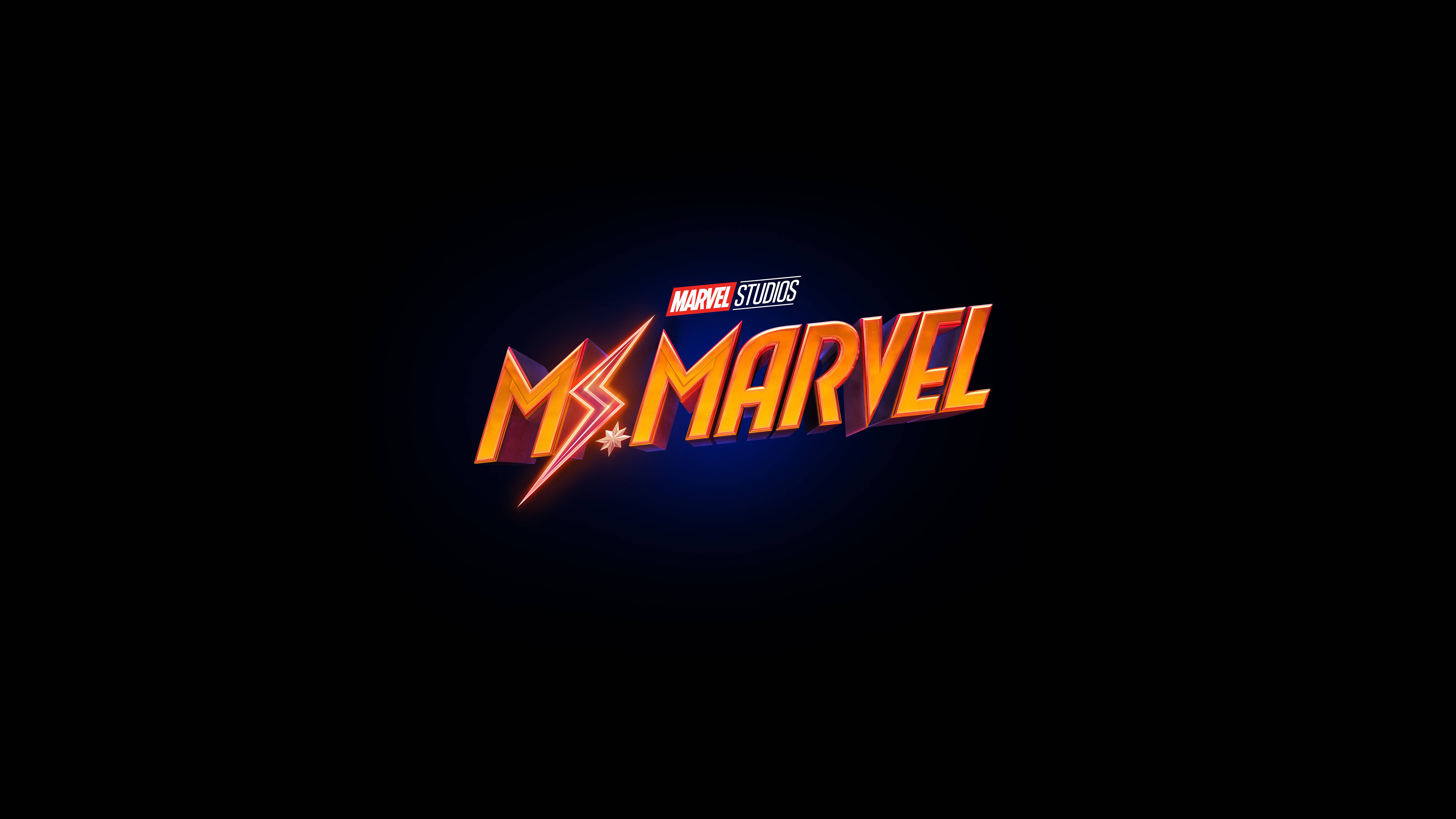 Marvel Logo 桌布 壁紙 — 發光的橙色和藍色Ms Marvel標誌，帶有閃電，背景為黑色。