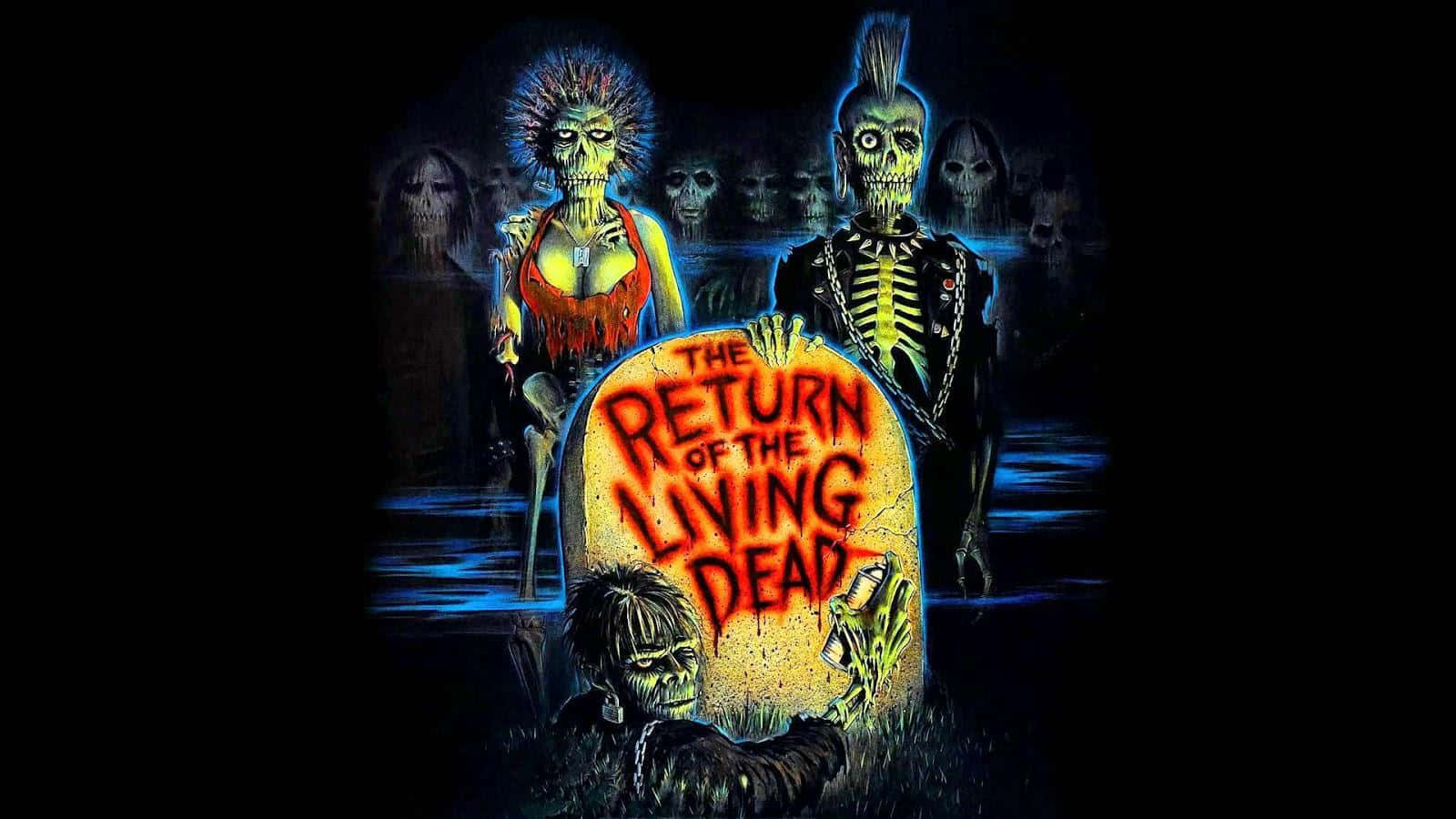 Scary Movies 桌布 壁紙 — 發光的殭屍人物帶有龐克莫霍克髮型，在黑暗陰森的墓地中威脅地站在刻有「The Return of the Living Dead」的墓碑周圍。