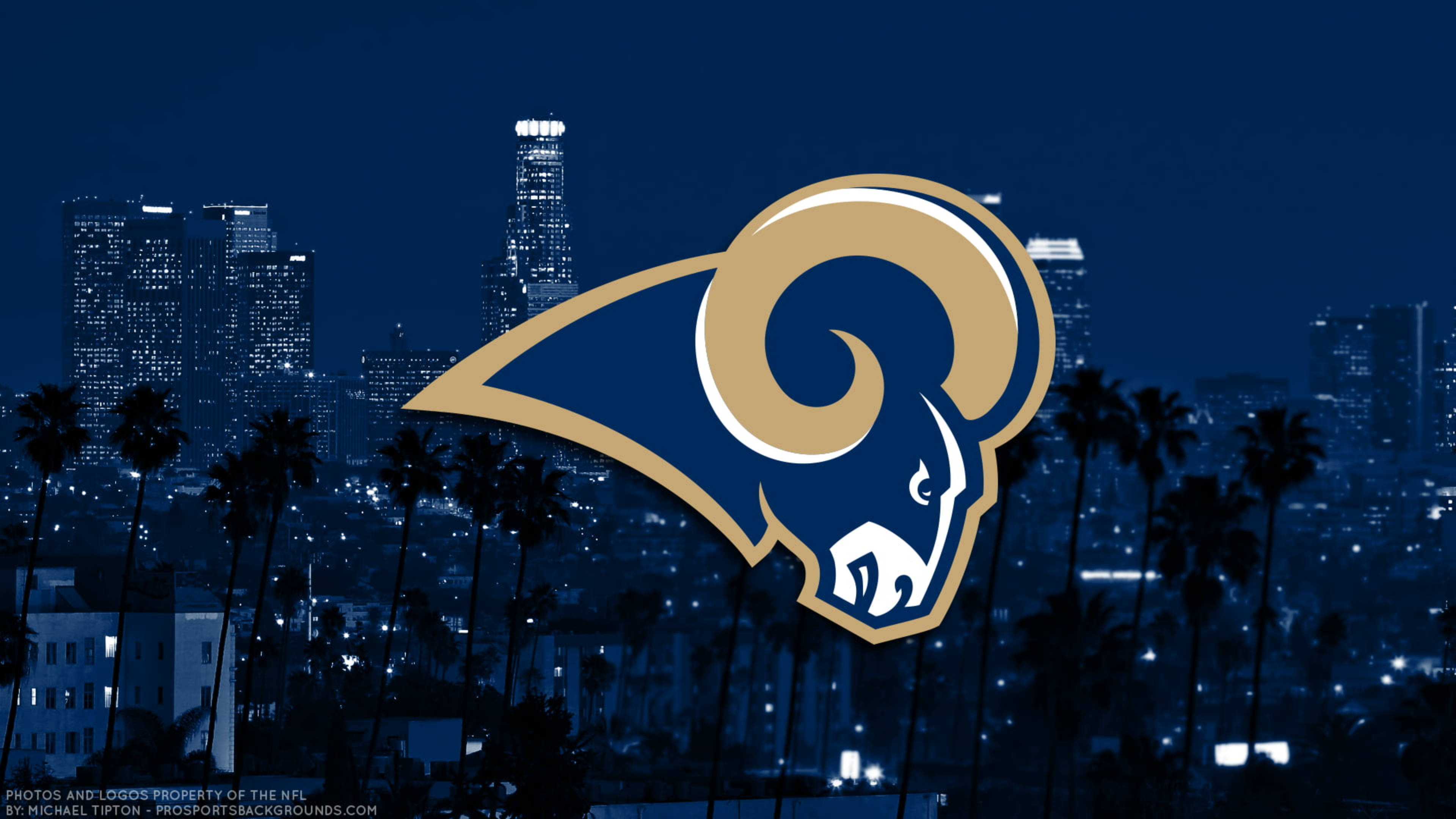 Rams 桌布 壁紙 — 發光的洛杉磯公羊隊標誌主導了夜晚的城市景觀，其中有棕櫚樹和燈火通明的摩天大樓。