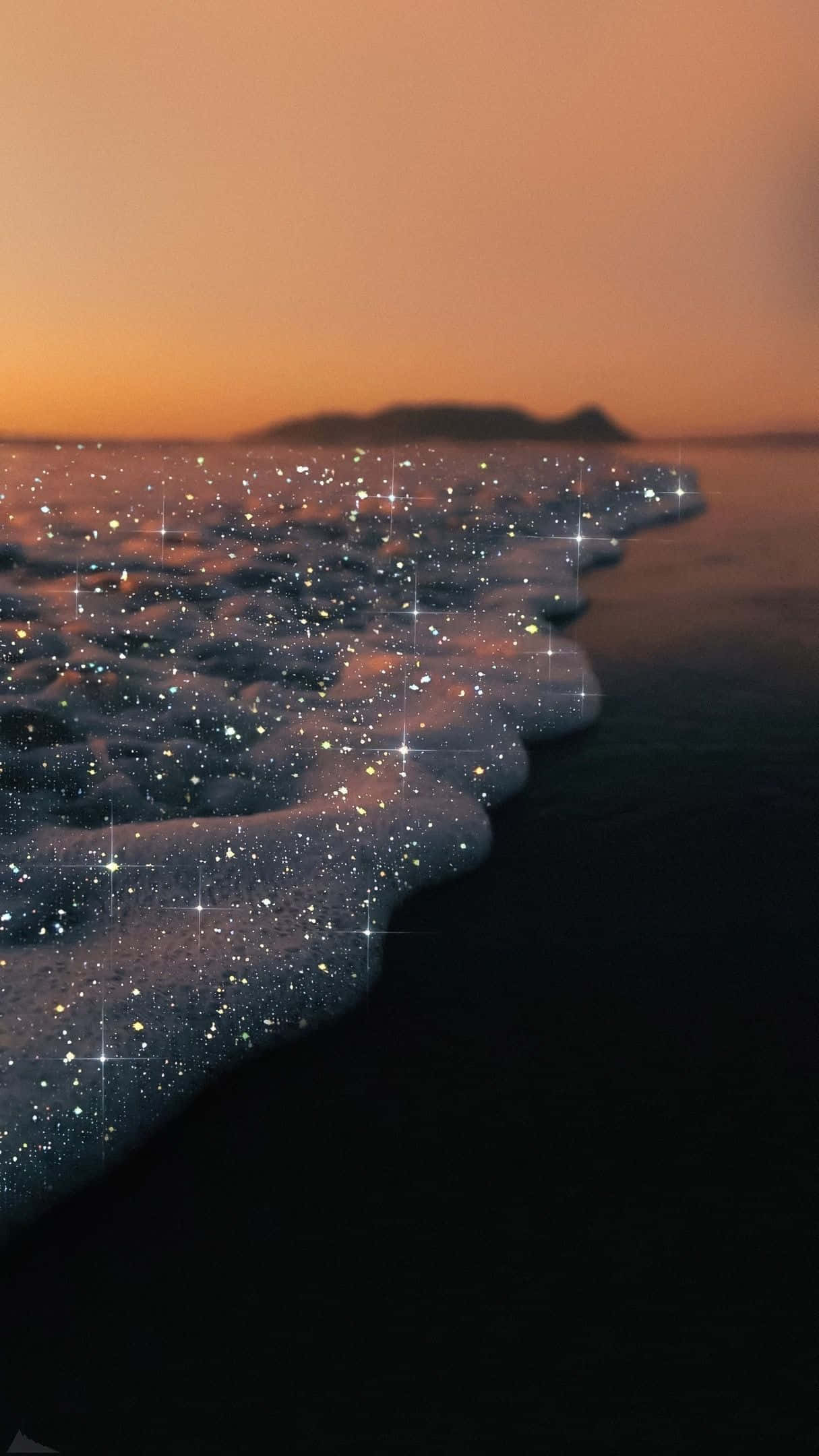 Beach Aesthetic 桌布 壁紙 — 發光的海浪在星光下閃爍，衝擊著日落時分的黑暗海岸。