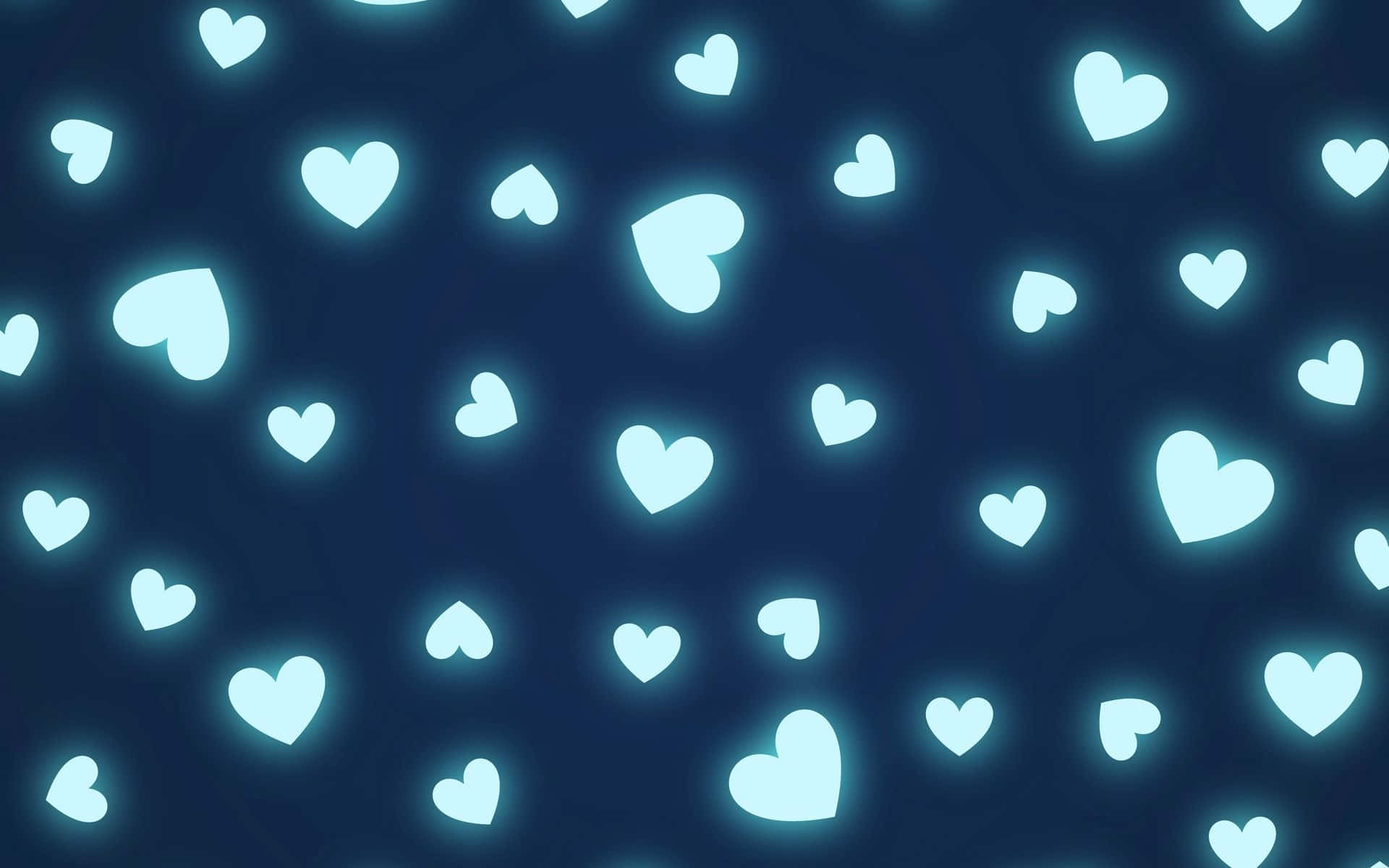 Blue Heart 桌布 壁紙 — 發光的淺藍色心形在深海軍藍背景上以分散圖案漂浮。