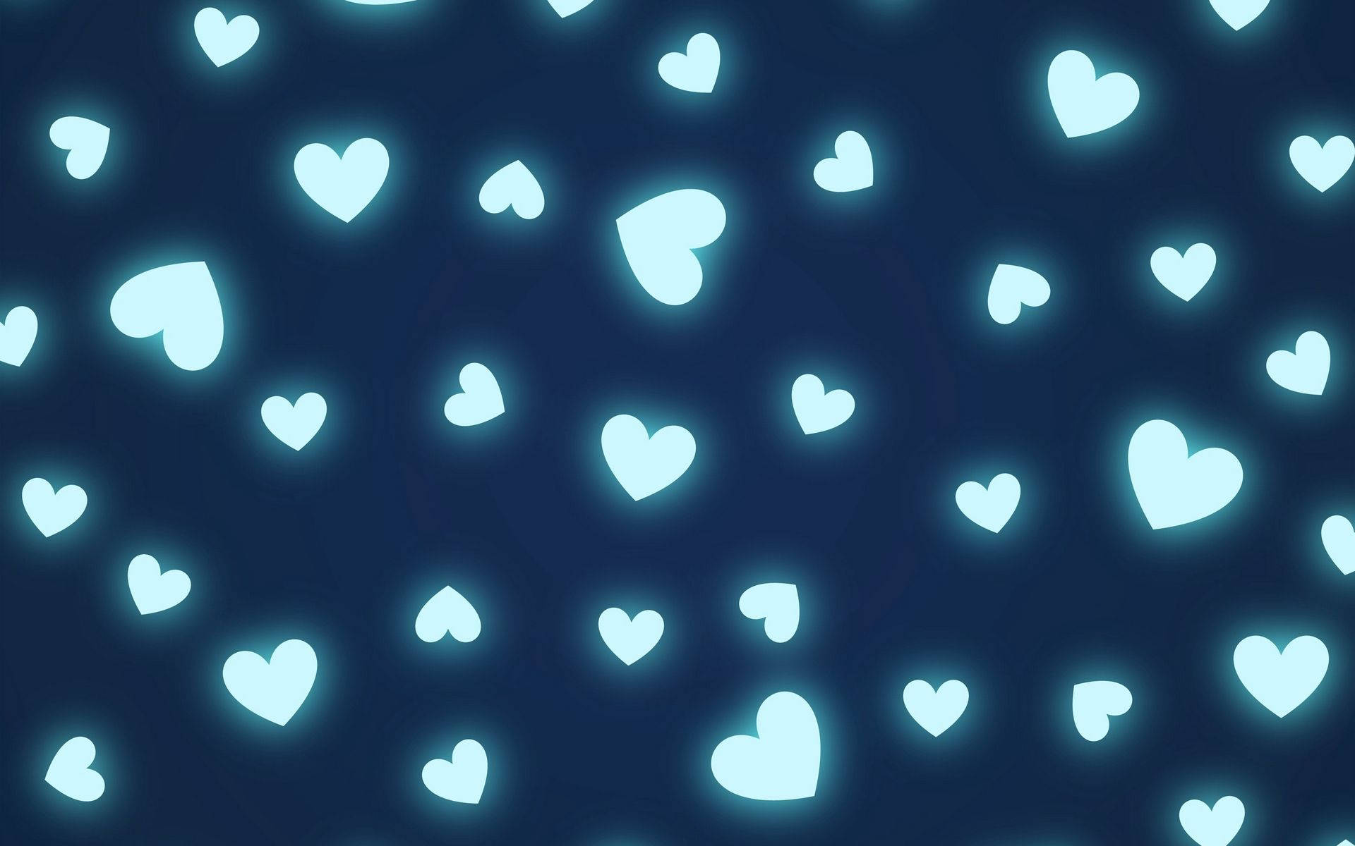 Blue Heart 桌布 壁紙 — 發光的淺藍色心形在深海軍藍背景上以分散的圖案漂浮。
